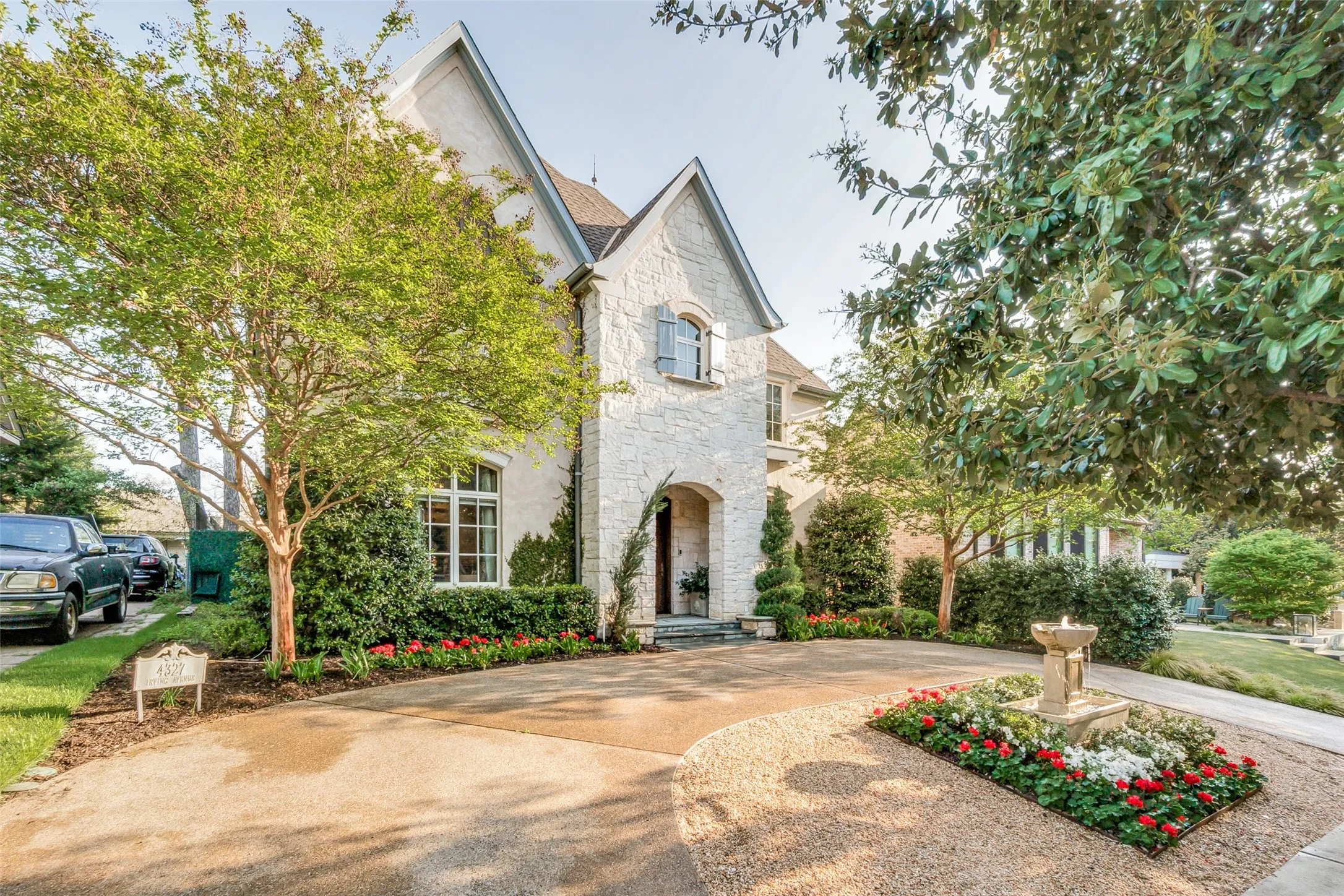 Single Family Residence For Sale in Dallas County , 4327 Irving Avenue, Dallas, Texas 75219, 4 Bedroom, 5 Bathroom, 2 Garage spaces, 4,902 Sqft, built in 2014, mls#21400378, Real Estate Agent in Dallas, Homes For Sale in Dallas county, Homes For Sale in Dallas, Realtor in Dallas Texas, Real Estate Brokerage Independent Realty Texas, Luminita Cordes Realtor