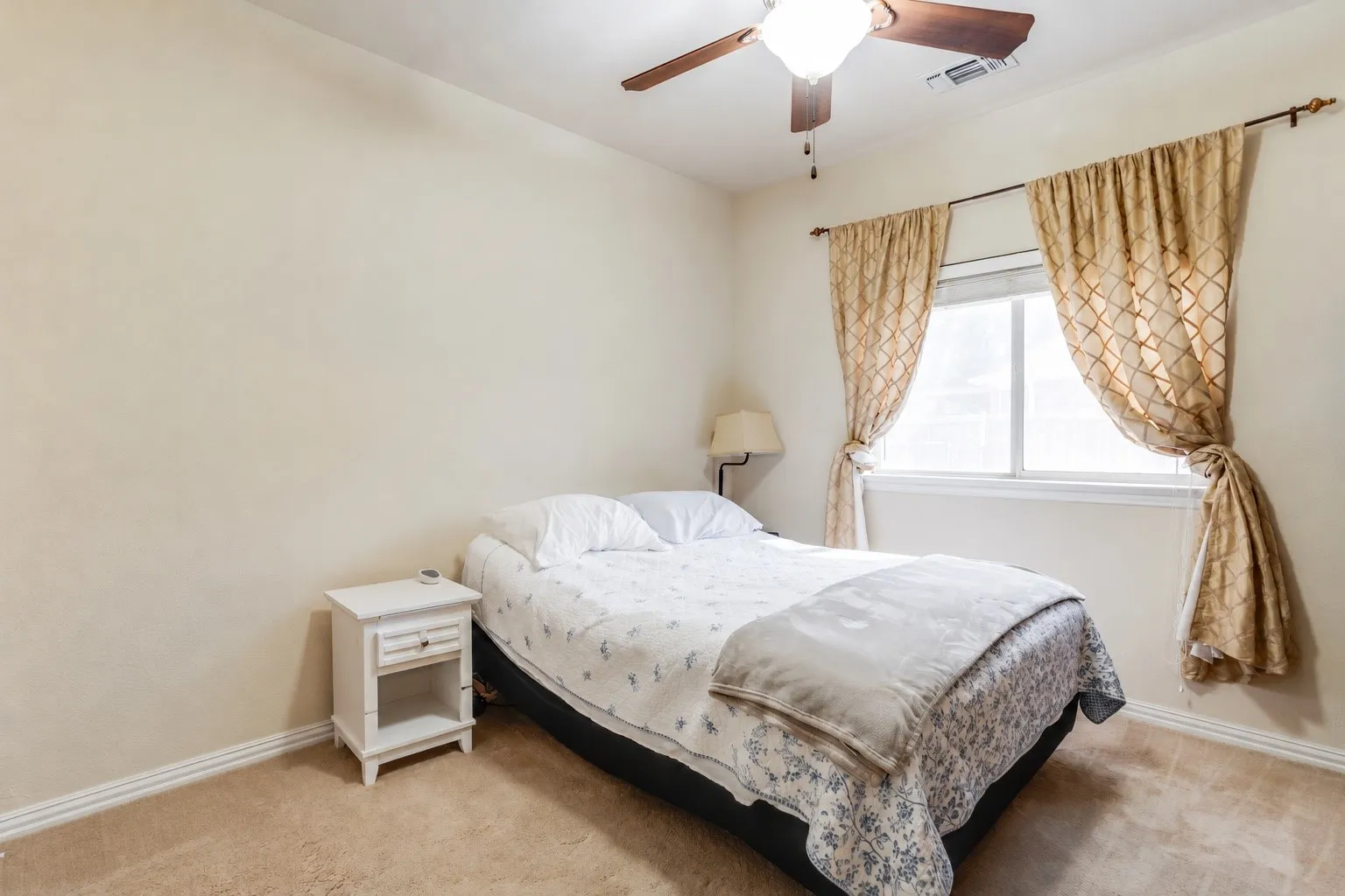 Single Family Residence For Sale in Denton County , 104 Olives Branch, Shady Shores, Texas 76208, 4 Bedroom, 3 Bathroom, 3 Garage spaces, 3,138 Sqft, built in 1999, mls#21403312, Real Estate Agent in Shady Shores, Homes For Sale in Denton county, Homes For Sale in Shady Shores, Realtor in Shady Shores Texas, Real Estate Brokerage Independent Realty Texas, Luminita Cordes Realtor