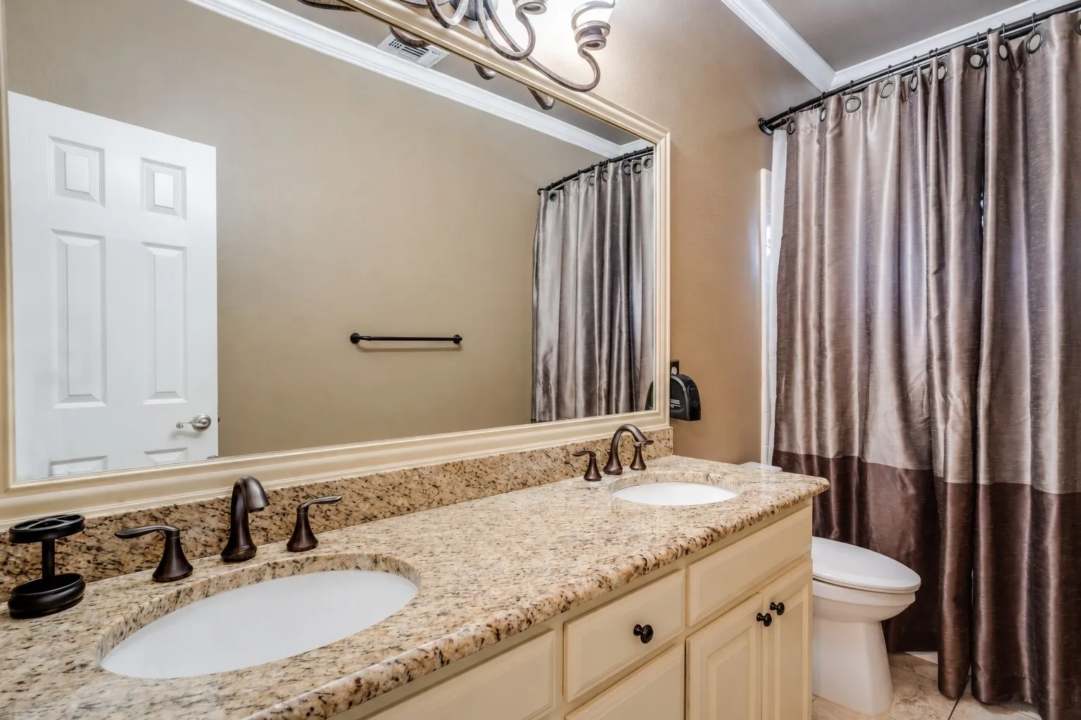 Single Family Residence For Sale in Denton County , 104 Olives Branch, Shady Shores, Texas 76208, 4 Bedroom, 3 Bathroom, 3 Garage spaces, 3,138 Sqft, built in 1999, mls#21403312, Real Estate Agent in Shady Shores, Homes For Sale in Denton county, Homes For Sale in Shady Shores, Realtor in Shady Shores Texas, Real Estate Brokerage Independent Realty Texas, Luminita Cordes Realtor
