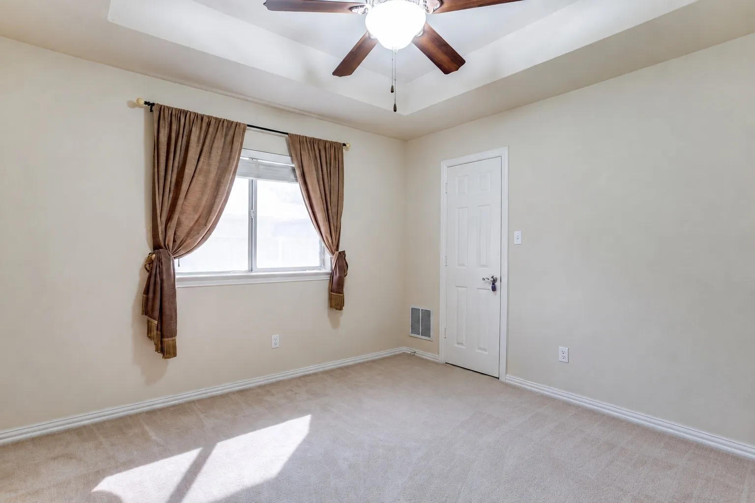Single Family Residence For Sale in Denton County , 104 Olives Branch, Shady Shores, Texas 76208, 4 Bedroom, 3 Bathroom, 3 Garage spaces, 3,138 Sqft, built in 1999, mls#21403312, Real Estate Agent in Shady Shores, Homes For Sale in Denton county, Homes For Sale in Shady Shores, Realtor in Shady Shores Texas, Real Estate Brokerage Independent Realty Texas, Luminita Cordes Realtor