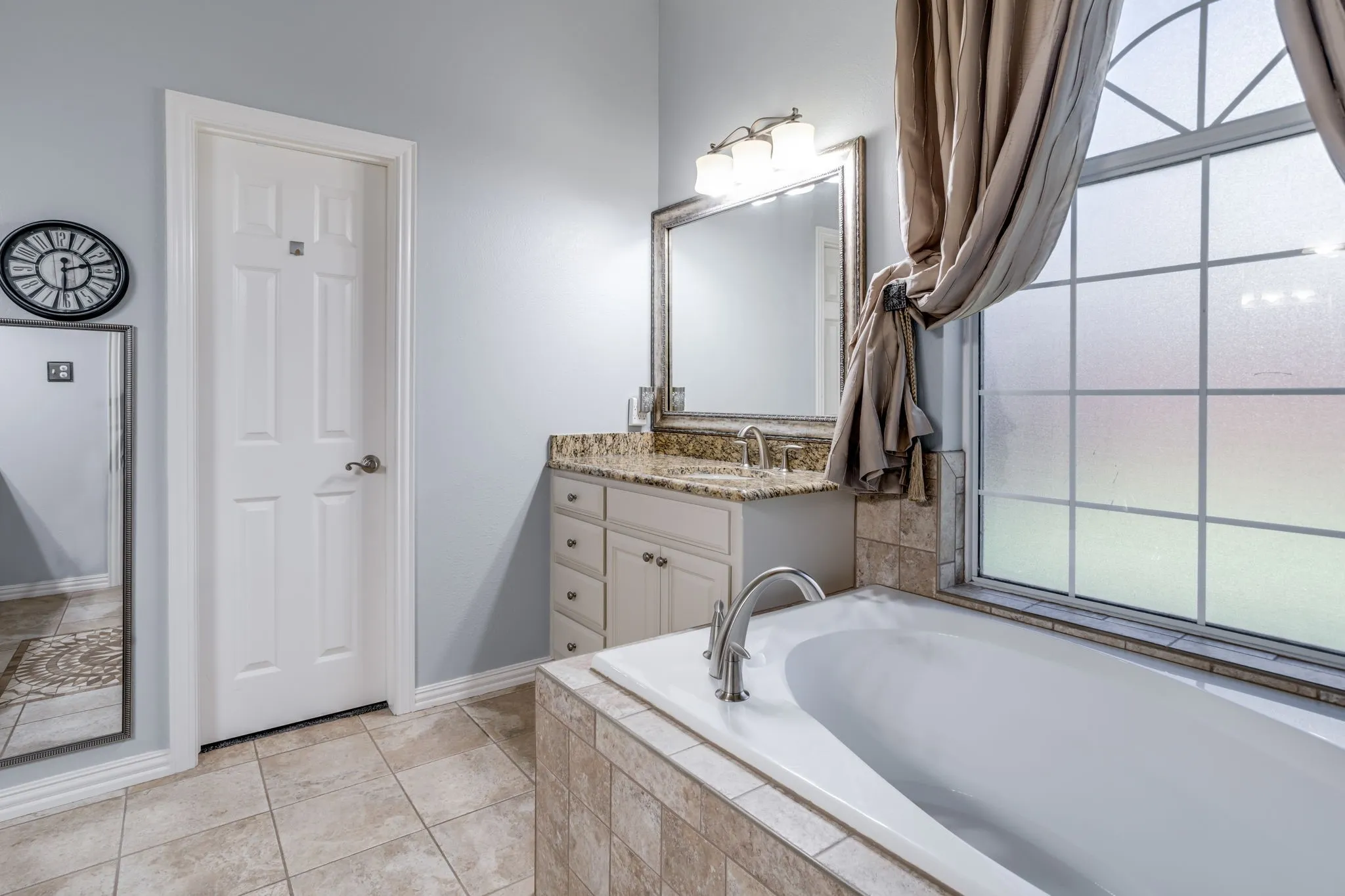 Single Family Residence For Sale in Denton County , 104 Olives Branch, Shady Shores, Texas 76208, 4 Bedroom, 3 Bathroom, 3 Garage spaces, 3,138 Sqft, built in 1999, mls#21403312, Real Estate Agent in Shady Shores, Homes For Sale in Denton county, Homes For Sale in Shady Shores, Realtor in Shady Shores Texas, Real Estate Brokerage Independent Realty Texas, Luminita Cordes Realtor