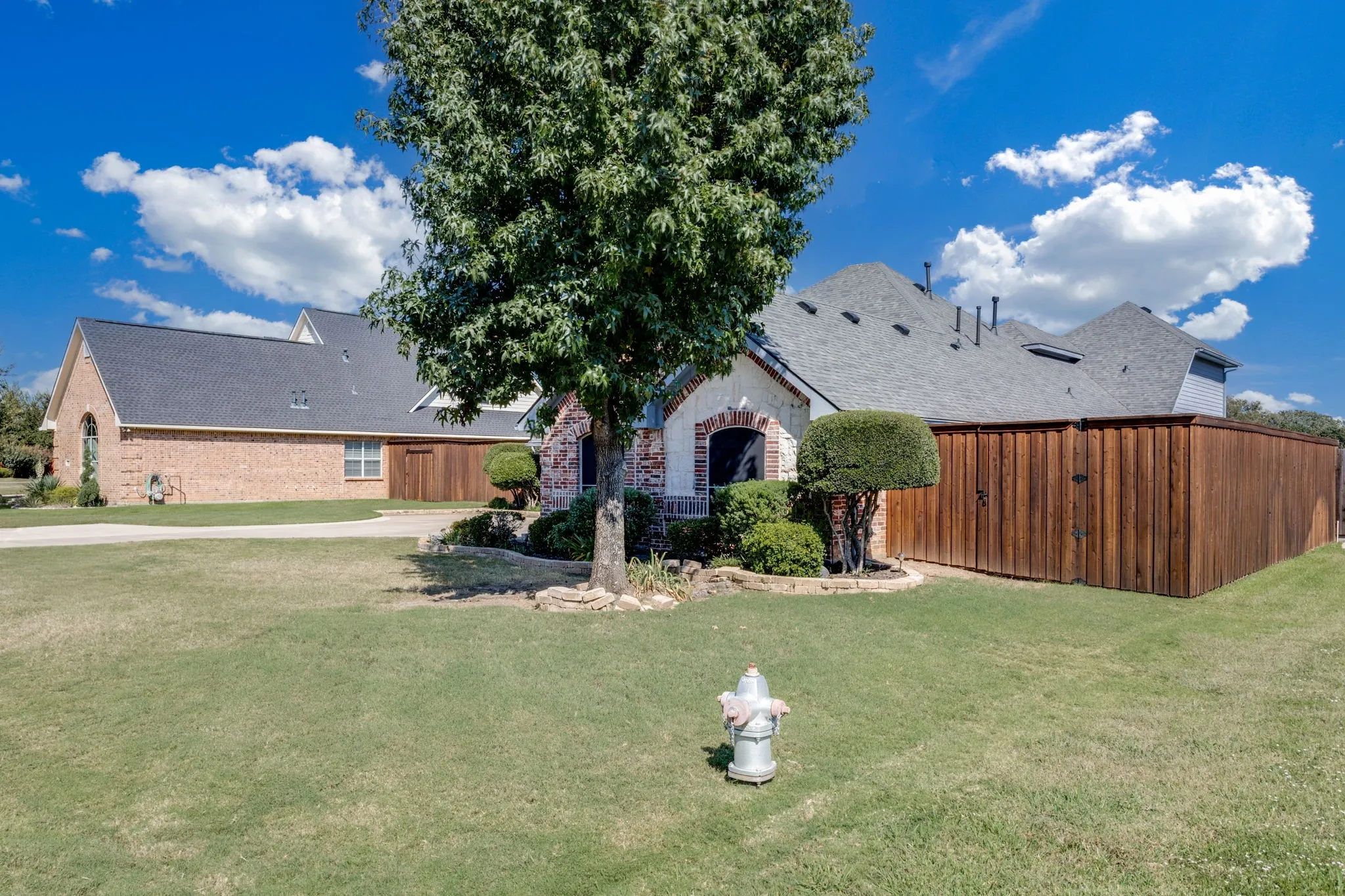 Single Family Residence For Sale in Denton County , 104 Olives Branch, Shady Shores, Texas 76208, 4 Bedroom, 3 Bathroom, 3 Garage spaces, 3,138 Sqft, built in 1999, mls#21403312, Real Estate Agent in Shady Shores, Homes For Sale in Denton county, Homes For Sale in Shady Shores, Realtor in Shady Shores Texas, Real Estate Brokerage Independent Realty Texas, Luminita Cordes Realtor