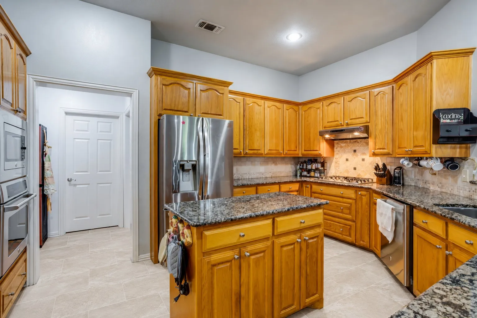 Single Family Residence For Sale in Denton County , 104 Olives Branch, Shady Shores, Texas 76208, 4 Bedroom, 3 Bathroom, 3 Garage spaces, 3,138 Sqft, built in 1999, mls#21403312, Real Estate Agent in Shady Shores, Homes For Sale in Denton county, Homes For Sale in Shady Shores, Realtor in Shady Shores Texas, Real Estate Brokerage Independent Realty Texas, Luminita Cordes Realtor