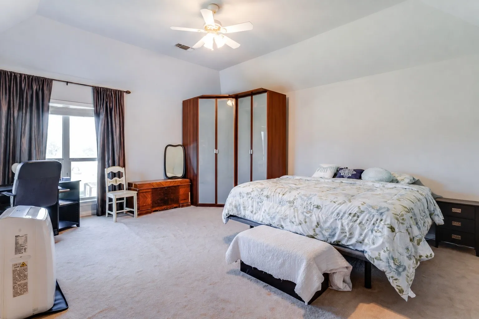 Single Family Residence For Sale in Denton County , 104 Olives Branch, Shady Shores, Texas 76208, 4 Bedroom, 3 Bathroom, 3 Garage spaces, 3,138 Sqft, built in 1999, mls#21403312, Real Estate Agent in Shady Shores, Homes For Sale in Denton county, Homes For Sale in Shady Shores, Realtor in Shady Shores Texas, Real Estate Brokerage Independent Realty Texas, Luminita Cordes Realtor