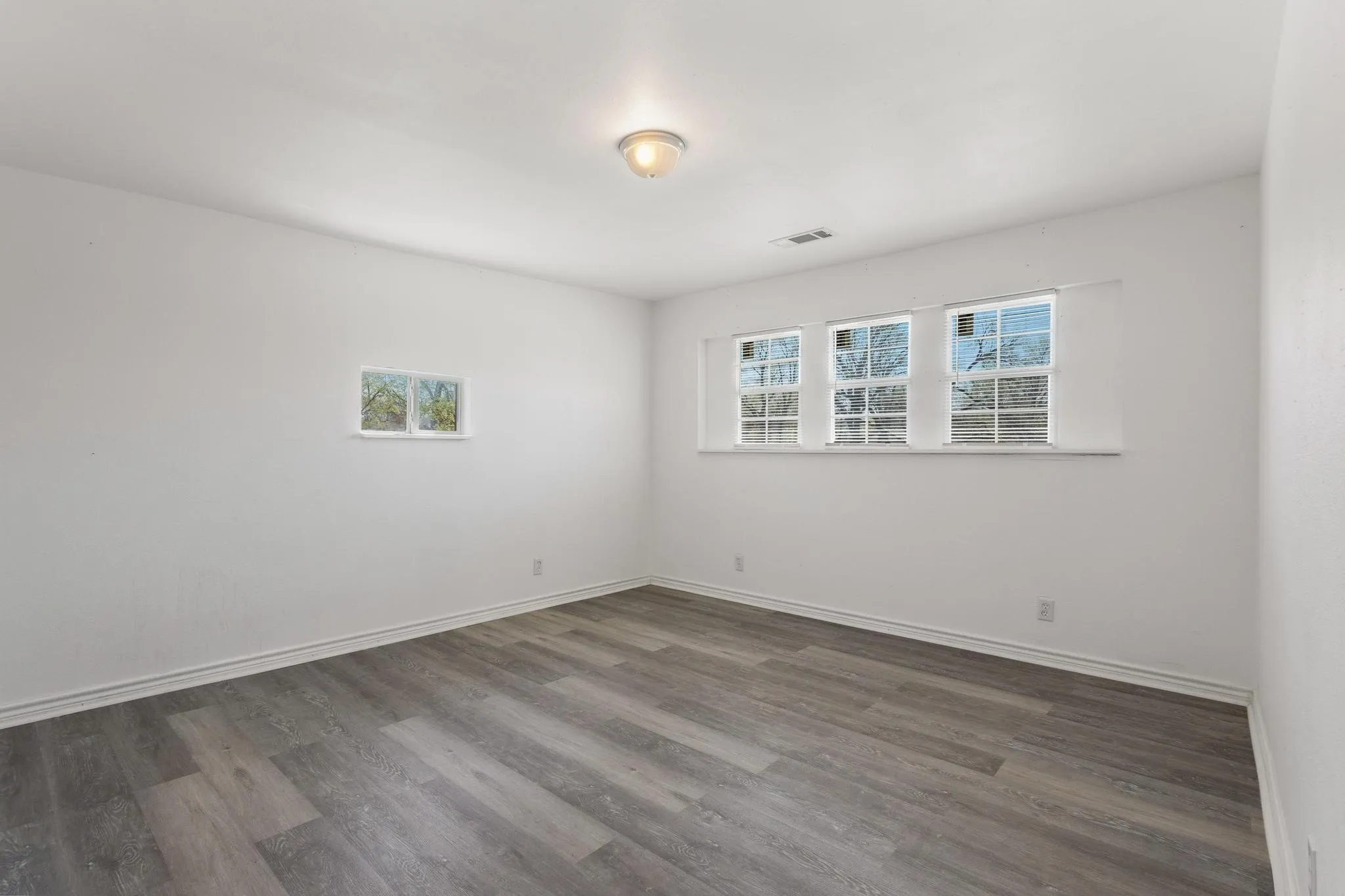 Single Family Residence For Rent in Grayson County , 127 W Texas Street, Denison, Texas 75021, 2 Bedroom, 2 Bathroom, Garage spaces, 1,260 Sqft, built in 1963, mls#21403281, Real Estate Agent in Denison, Homes For Rent in Grayson county, Homes For Rent in Denison, Realtor in Denison Texas, Real Estate Brokerage Independent Realty Texas, Luminita Cordes Realtor
