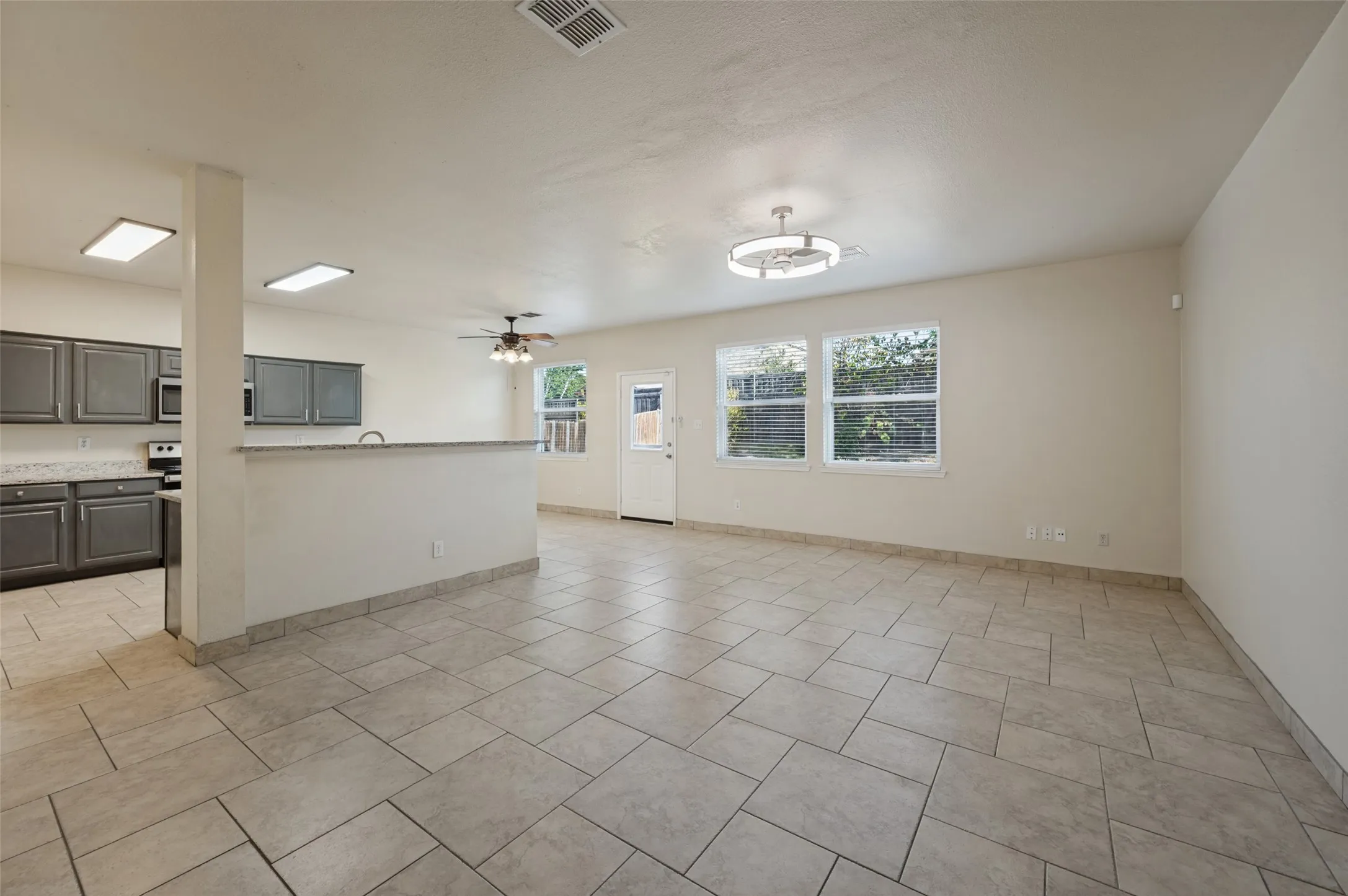 Single Family Residence For Rent in Denton County , 1905 Peppertree Drive, Little Elm, Texas 75068, 5 Bedroom, 3 Bathroom, 2 Garage spaces, 3,222 Sqft, built in 2002, mls#21403342, Real Estate Agent in Little Elm, Homes For Rent in Denton county, Homes For Rent in Little Elm, Realtor in Little Elm Texas, Real Estate Brokerage Independent Realty Texas, Luminita Cordes Realtor