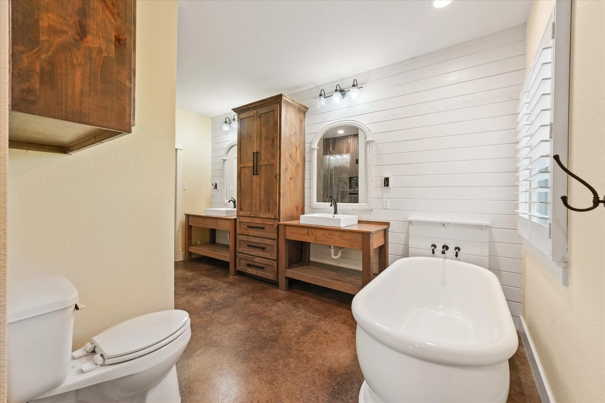 Single Family Residence For Sale in Montague County , 1458 Jim Harry Loop, Sunset, Texas 76270, 3 Bedroom, 4 Bathroom, 4 Garage spaces, 1,878 Sqft, built in 2019, mls#21403347, Real Estate Agent in Sunset, Homes For Sale in Montague county, Homes For Sale in Sunset, Realtor in Sunset Texas, Real Estate Brokerage Independent Realty Texas, Luminita Cordes Realtor