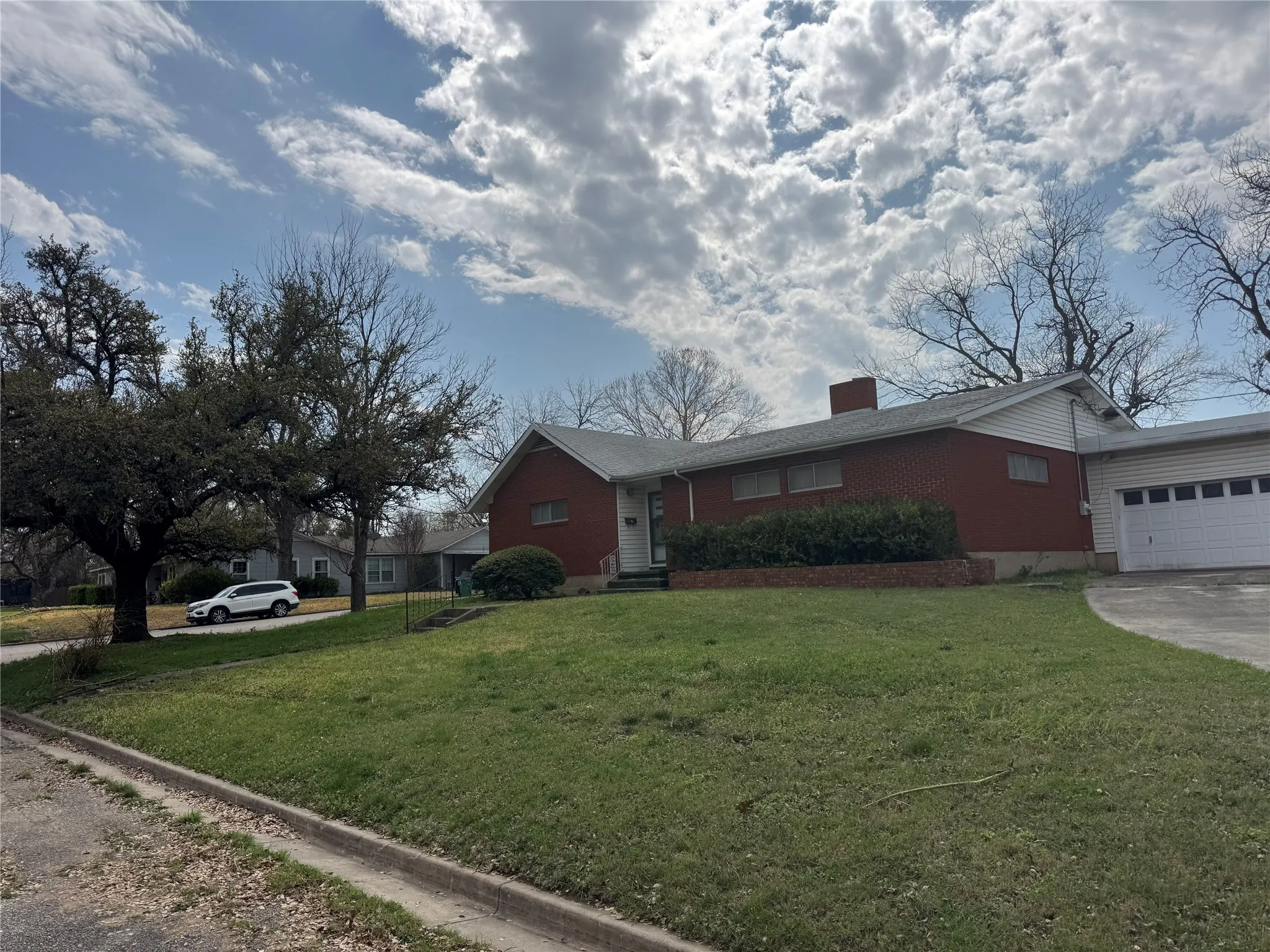 Single Family Residence For Sale in Bosque County , 415 S Avenue O, Clifton, Texas 76634, 3 Bedroom, 2 Bathroom, 4 Garage spaces, 2,719 Sqft, built in 1968, mls#21403351, Real Estate Agent in Clifton, Homes For Sale in Bosque county, Homes For Sale in Clifton, Realtor in Clifton Texas, Real Estate Brokerage Independent Realty Texas, Luminita Cordes Realtor