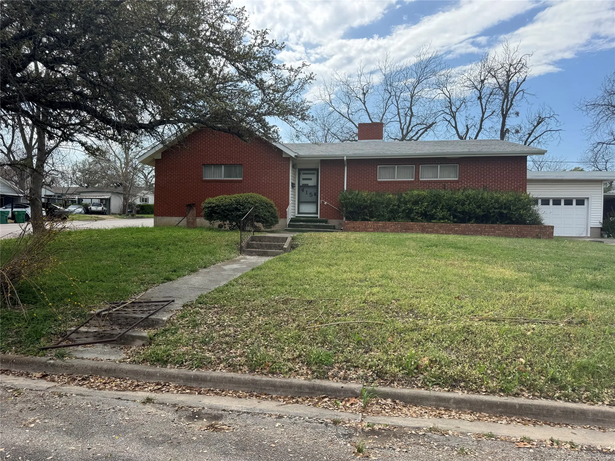 Single Family Residence For Sale in Bosque County , 415 S Avenue O, Clifton, Texas 76634, 3 Bedroom, 2 Bathroom, 4 Garage spaces, 2,719 Sqft, built in 1968, mls#21403351, Real Estate Agent in Clifton, Homes For Sale in Bosque county, Homes For Sale in Clifton, Realtor in Clifton Texas, Real Estate Brokerage Independent Realty Texas, Luminita Cordes Realtor
