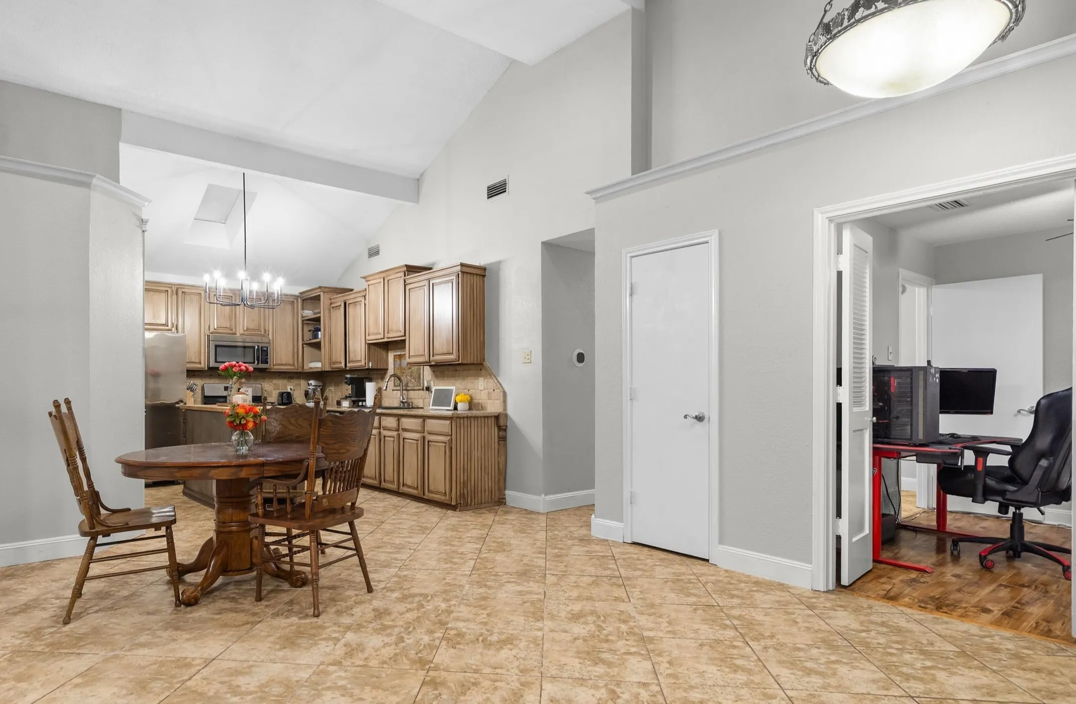 Single Family Residence For Sale in Denton County , 3700 Verlaine Drive, Carrollton, Texas 75007, 3 Bedroom, 2 Bathroom, 2 Garage spaces, 1,477 Sqft, built in 1983, mls#21403315, Real Estate Agent in Carrollton, Homes For Sale in Denton county, Homes For Sale in Carrollton, Realtor in Carrollton Texas, Real Estate Brokerage Independent Realty Texas, Luminita Cordes Realtor