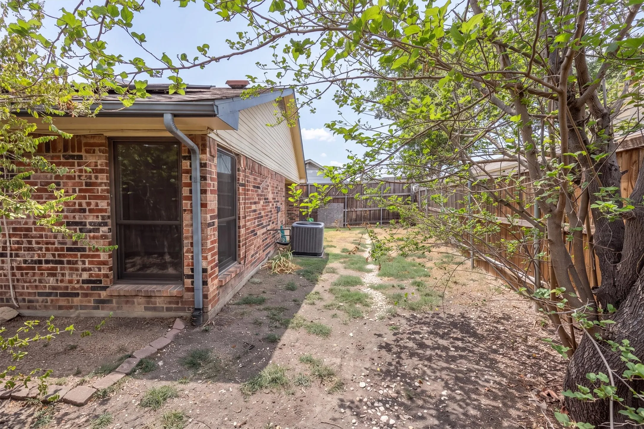 Single Family Residence For Sale in Denton County , 3700 Verlaine Drive, Carrollton, Texas 75007, 3 Bedroom, 2 Bathroom, 2 Garage spaces, 1,477 Sqft, built in 1983, mls#21403315, Real Estate Agent in Carrollton, Homes For Sale in Denton county, Homes For Sale in Carrollton, Realtor in Carrollton Texas, Real Estate Brokerage Independent Realty Texas, Luminita Cordes Realtor