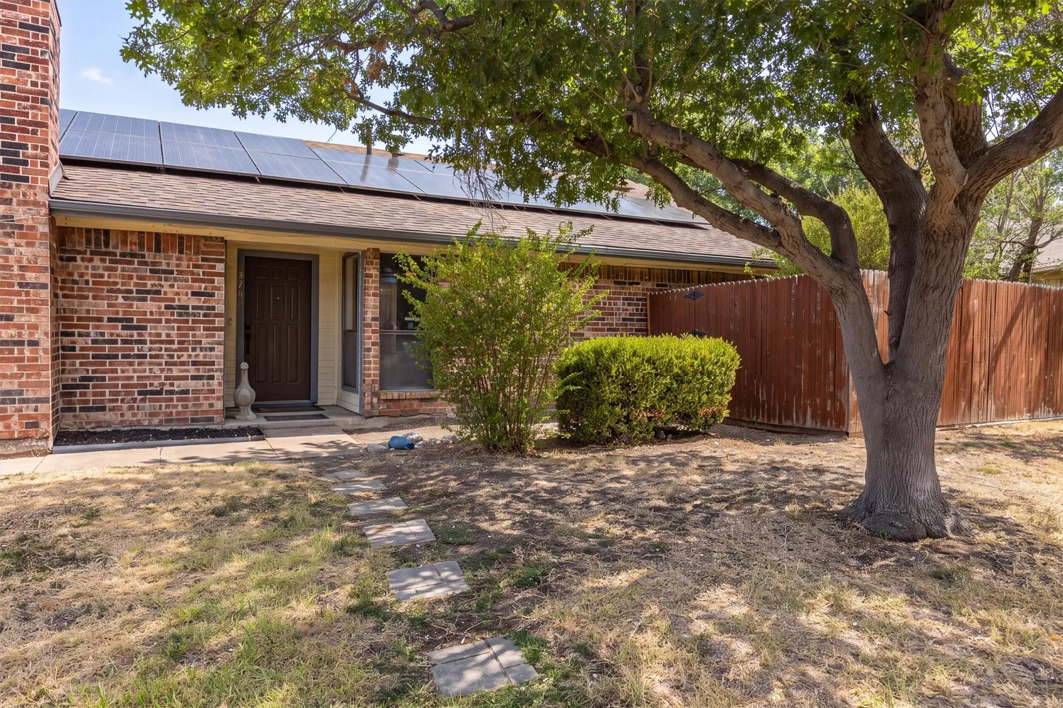 Single Family Residence For Sale in Denton County , 3700 Verlaine Drive, Carrollton, Texas 75007, 3 Bedroom, 2 Bathroom, 2 Garage spaces, 1,477 Sqft, built in 1983, mls#21403315, Real Estate Agent in Carrollton, Homes For Sale in Denton county, Homes For Sale in Carrollton, Realtor in Carrollton Texas, Real Estate Brokerage Independent Realty Texas, Luminita Cordes Realtor