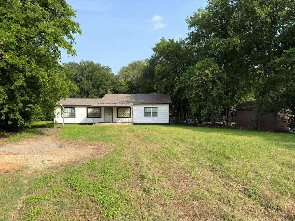 Single Family Residence For Sale in Bosque County , 325 County Road 1768, Clifton, Texas 76634, 2 Bedroom, 2 Bathroom, Garage spaces, 1,584 Sqft, built in 1993, mls#21403338, Real Estate Agent in Clifton, Homes For Sale in Bosque county, Homes For Sale in Clifton, Realtor in Clifton Texas, Real Estate Brokerage Independent Realty Texas, Luminita Cordes Realtor