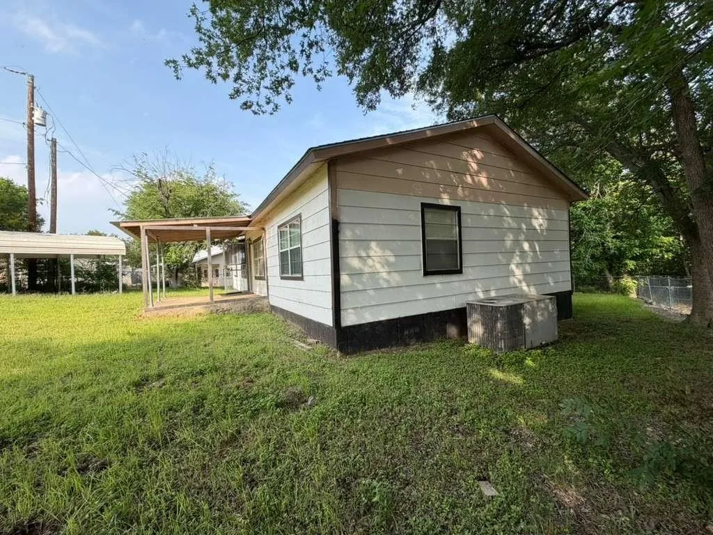 Single Family Residence For Sale in Bosque County , 325 County Road 1768, Clifton, Texas 76634, 2 Bedroom, 2 Bathroom, Garage spaces, 1,584 Sqft, built in 1993, mls#21403338, Real Estate Agent in Clifton, Homes For Sale in Bosque county, Homes For Sale in Clifton, Realtor in Clifton Texas, Real Estate Brokerage Independent Realty Texas, Luminita Cordes Realtor