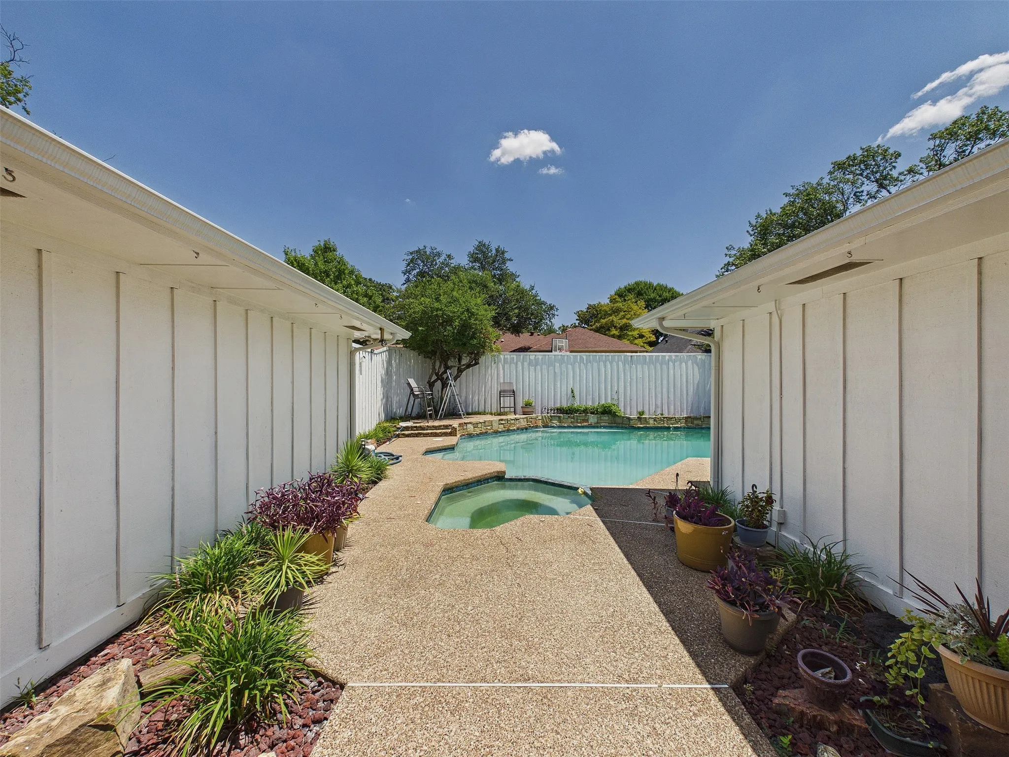 Single Family Residence For Sale in Dallas County , 12316 Rockland Drive, Dallas, Texas 75243, 3 Bedroom, 3 Bathroom, 2 Garage spaces, 2,567 Sqft, built in 1980, mls#21402402, Real Estate Agent in Dallas, Homes For Sale in Dallas county, Homes For Sale in Dallas, Realtor in Dallas Texas, Real Estate Brokerage Independent Realty Texas, Luminita Cordes Realtor