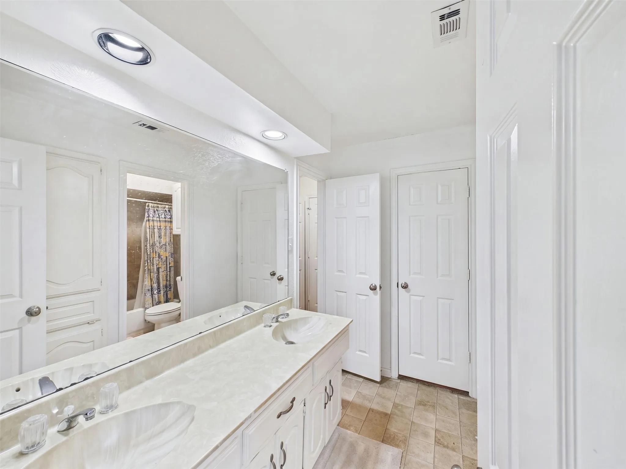 Single Family Residence For Sale in Dallas County , 12316 Rockland Drive, Dallas, Texas 75243, 3 Bedroom, 3 Bathroom, 2 Garage spaces, 2,567 Sqft, built in 1980, mls#21402402, Real Estate Agent in Dallas, Homes For Sale in Dallas county, Homes For Sale in Dallas, Realtor in Dallas Texas, Real Estate Brokerage Independent Realty Texas, Luminita Cordes Realtor