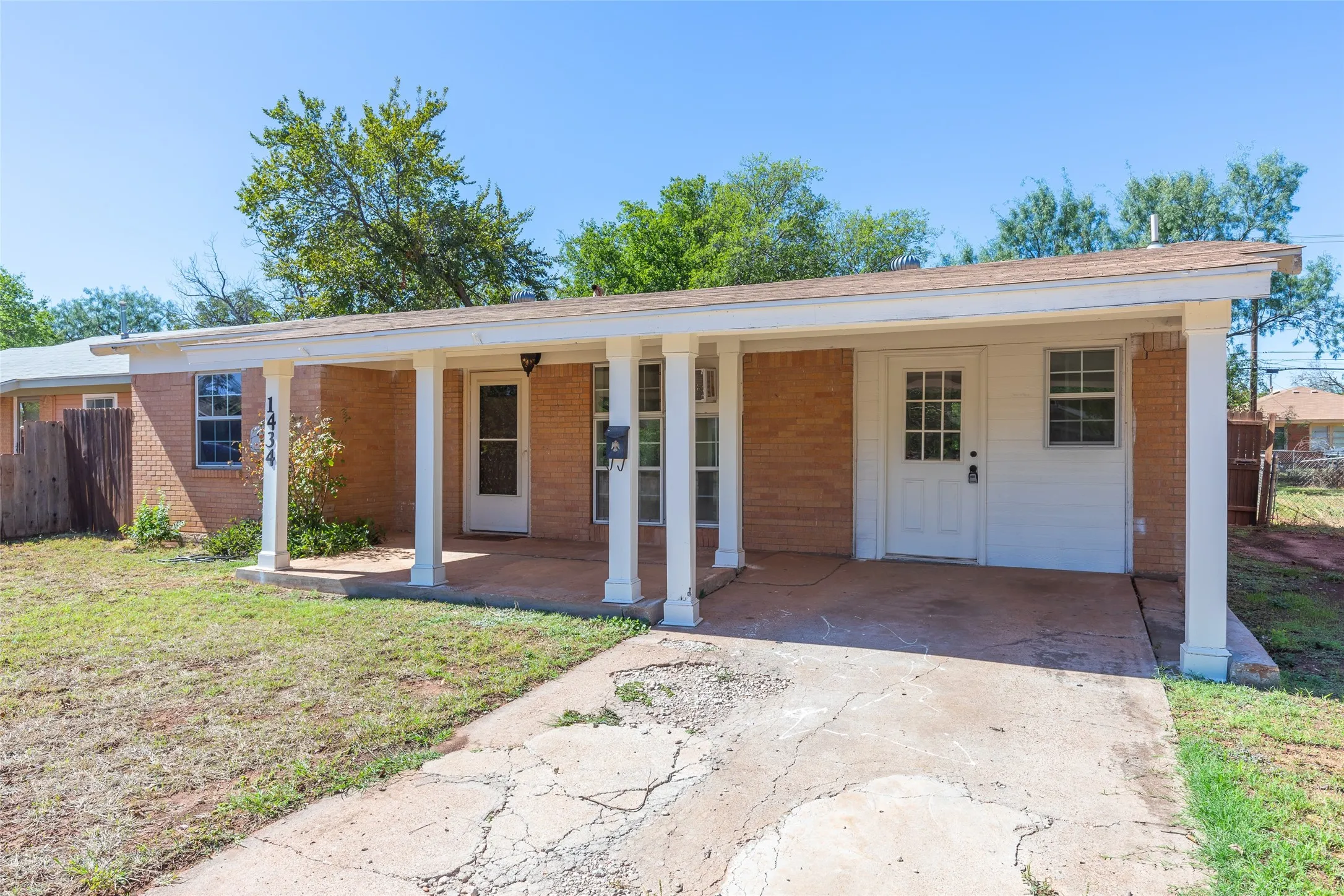Single Family Residence For Sale in Taylor County , 1434 Briarwood Street, Abilene, Texas 79603, 3 Bedroom, 1 Bathroom, Garage spaces, 1,032 Sqft, built in 1955, mls#21403365, Real Estate Agent in Abilene, Homes For Sale in Taylor county, Homes For Sale in Abilene, Realtor in Abilene Texas, Real Estate Brokerage Independent Realty Texas, Luminita Cordes Realtor