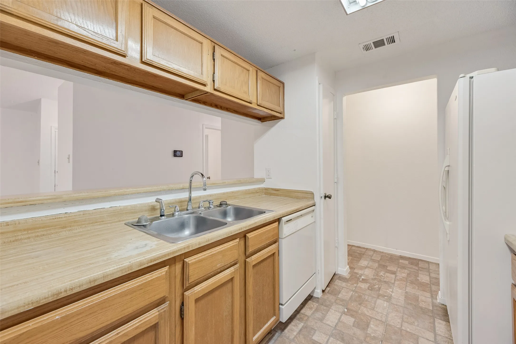 Single Family Residence For Sale in Tarrant County , 3904 Manzinita Street, Fort Worth, Texas 76137, 3 Bedroom, 1 Bathroom, Garage spaces, 1,053 Sqft, built in 1983, mls#21403367, Real Estate Agent in Fort Worth, Homes For Sale in Tarrant county, Homes For Sale in Fort Worth, Realtor in Fort Worth Texas, Real Estate Brokerage Independent Realty Texas, Luminita Cordes Realtor