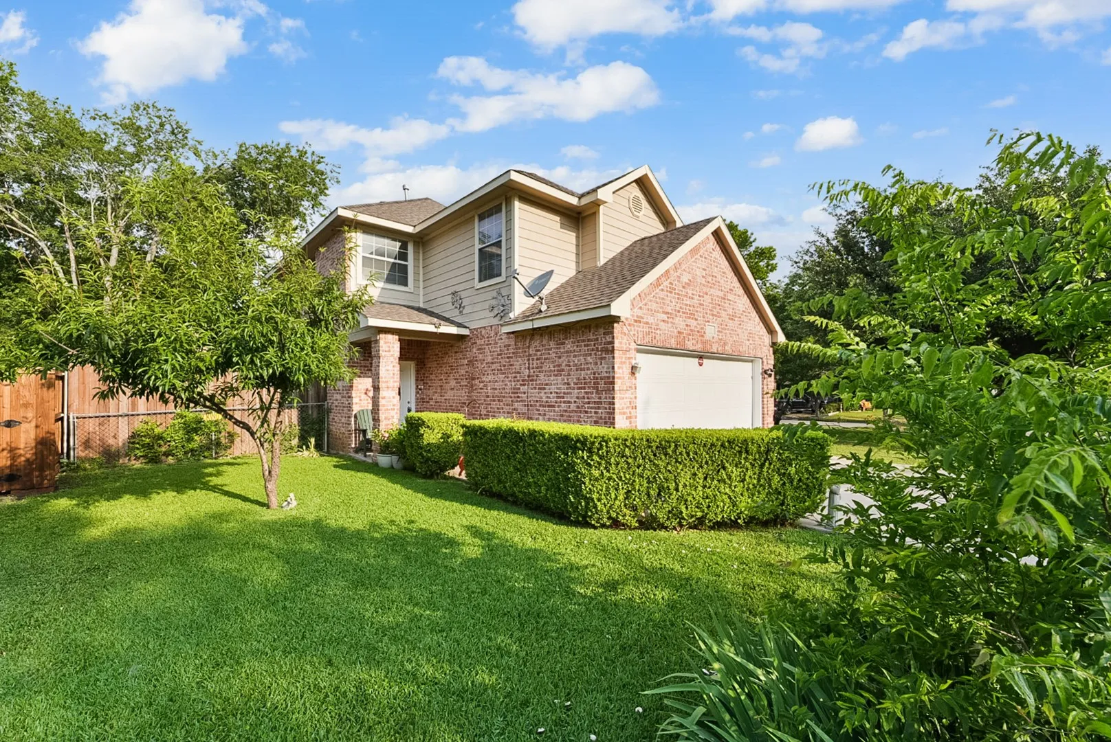 Single Family Residence For Sale in Dallas County , 10015 Santa Garza Drive, Dallas, Texas 75228, 4 Bedroom, 3 Bathroom, Garage spaces, 1,664 Sqft, built in 2010, mls#21403377, Real Estate Agent in Dallas, Homes For Sale in Dallas county, Homes For Sale in Dallas, Realtor in Dallas Texas, Real Estate Brokerage Independent Realty Texas, Luminita Cordes Realtor