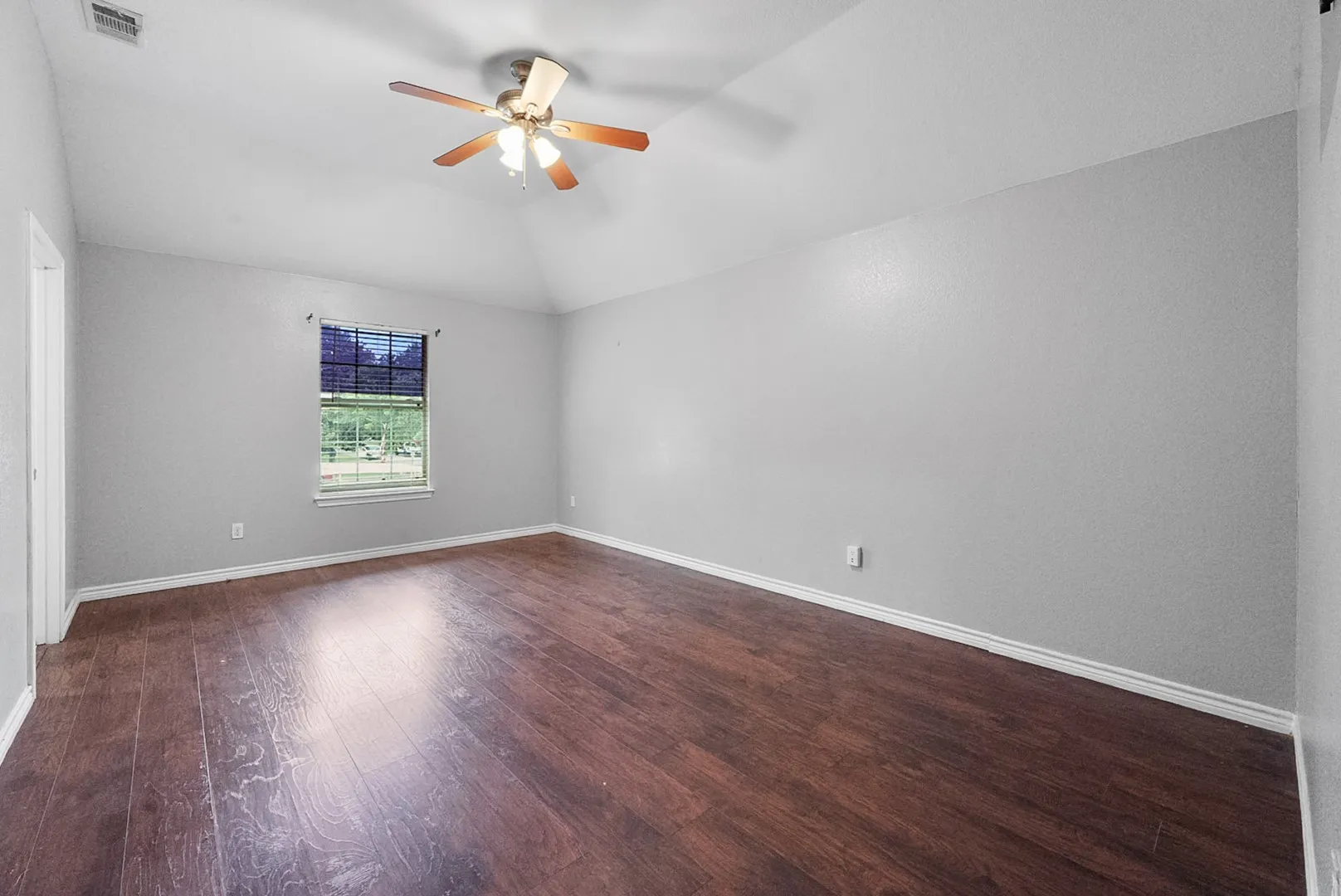 Vaulted ceiling with a ceiling fan
