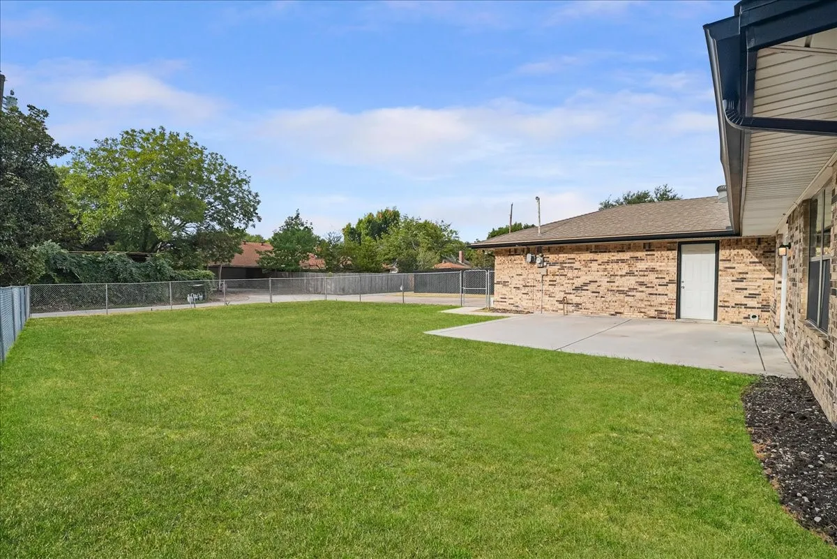 Single Family Residence For Sale in Dallas County , 236 Charles Street, De Soto, Texas 75115, 3 Bedroom, 2 Bathroom, 2 Garage spaces, 1,966 Sqft, built in 1973, mls#21403372, Real Estate Agent in De Soto, Homes For Sale in Dallas county, Homes For Sale in De Soto, Realtor in De Soto Texas, Real Estate Brokerage Independent Realty Texas, Luminita Cordes Realtor