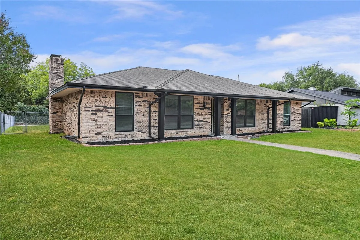 Single Family Residence For Sale in Dallas County , 236 Charles Street, De Soto, Texas 75115, 3 Bedroom, 2 Bathroom, 2 Garage spaces, 1,966 Sqft, built in 1973, mls#21403372, Real Estate Agent in De Soto, Homes For Sale in Dallas county, Homes For Sale in De Soto, Realtor in De Soto Texas, Real Estate Brokerage Independent Realty Texas, Luminita Cordes Realtor