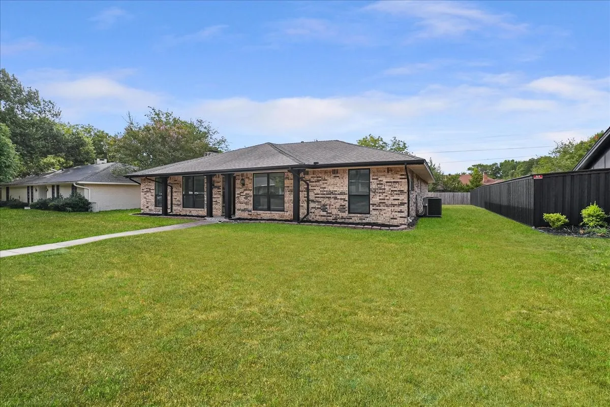 Single Family Residence For Sale in Dallas County , 236 Charles Street, De Soto, Texas 75115, 3 Bedroom, 2 Bathroom, 2 Garage spaces, 1,966 Sqft, built in 1973, mls#21403372, Real Estate Agent in De Soto, Homes For Sale in Dallas county, Homes For Sale in De Soto, Realtor in De Soto Texas, Real Estate Brokerage Independent Realty Texas, Luminita Cordes Realtor