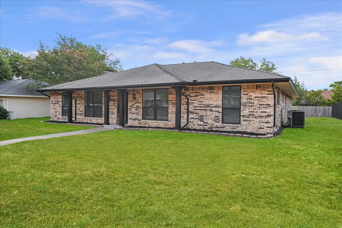 Single Family Residence For Sale in Dallas County , 236 Charles Street, De Soto, Texas 75115, 3 Bedroom, 2 Bathroom, 2 Garage spaces, 1,966 Sqft, built in 1973, mls#21403372, Real Estate Agent in De Soto, Homes For Sale in Dallas county, Homes For Sale in De Soto, Realtor in De Soto Texas, Real Estate Brokerage Independent Realty Texas, Luminita Cordes Realtor
