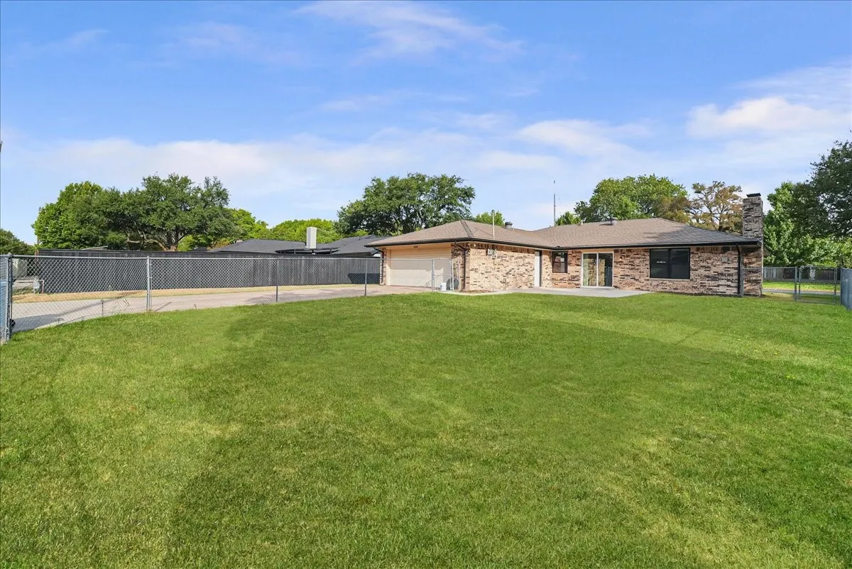 Single Family Residence For Sale in Dallas County , 236 Charles Street, De Soto, Texas 75115, 3 Bedroom, 2 Bathroom, 2 Garage spaces, 1,966 Sqft, built in 1973, mls#21403372, Real Estate Agent in De Soto, Homes For Sale in Dallas county, Homes For Sale in De Soto, Realtor in De Soto Texas, Real Estate Brokerage Independent Realty Texas, Luminita Cordes Realtor