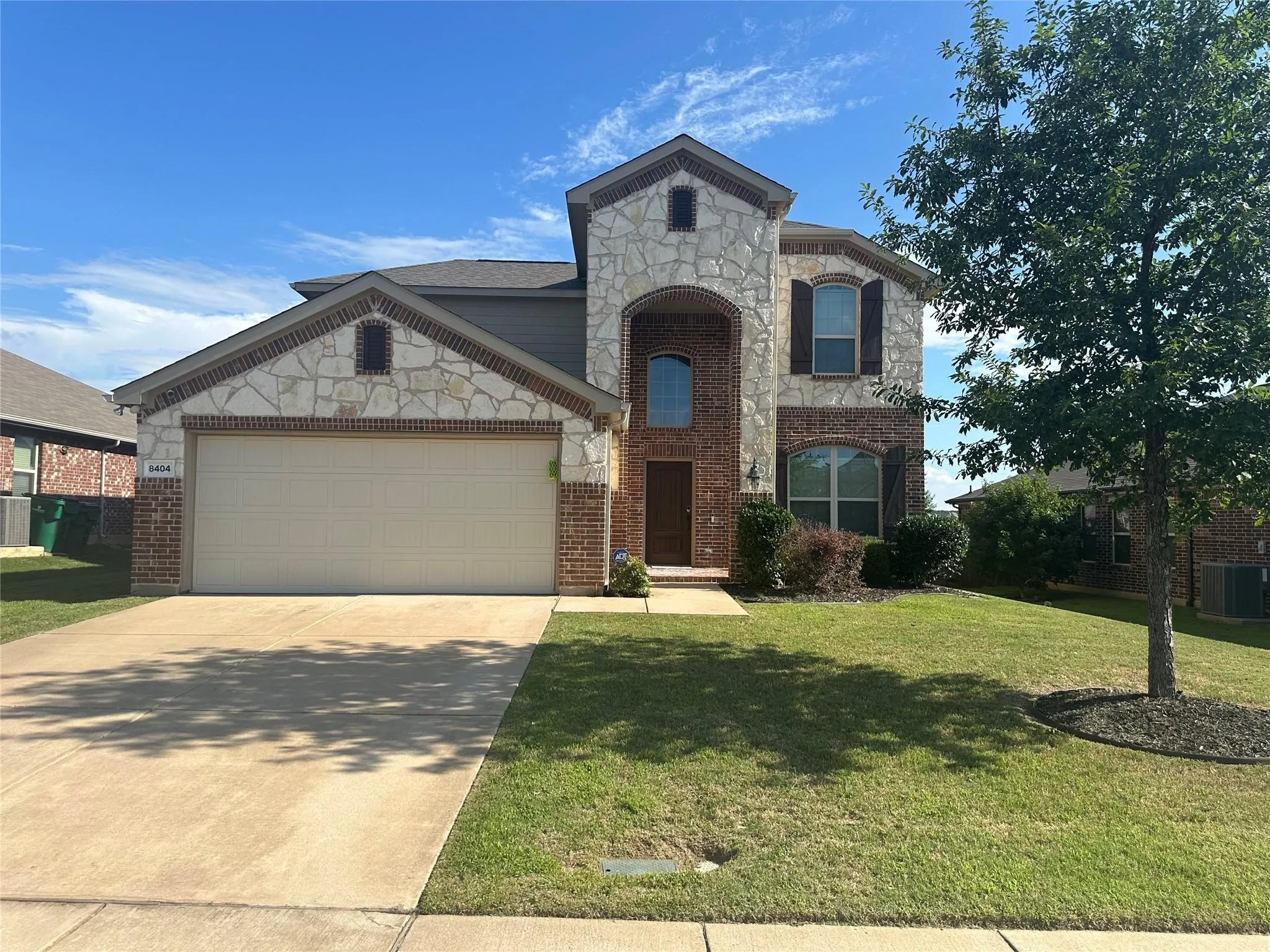 Single Family Residence For Sale in Denton County , 8404 Sioux Trail, Aubrey, Texas 76227, 4 Bedroom, 3 Bathroom, 2 Garage spaces, 2,573 Sqft, built in 2015, mls#21403384, Real Estate Agent in Aubrey, Homes For Sale in Denton county, Homes For Sale in Aubrey, Realtor in Aubrey Texas, Real Estate Brokerage Independent Realty Texas, Luminita Cordes Realtor