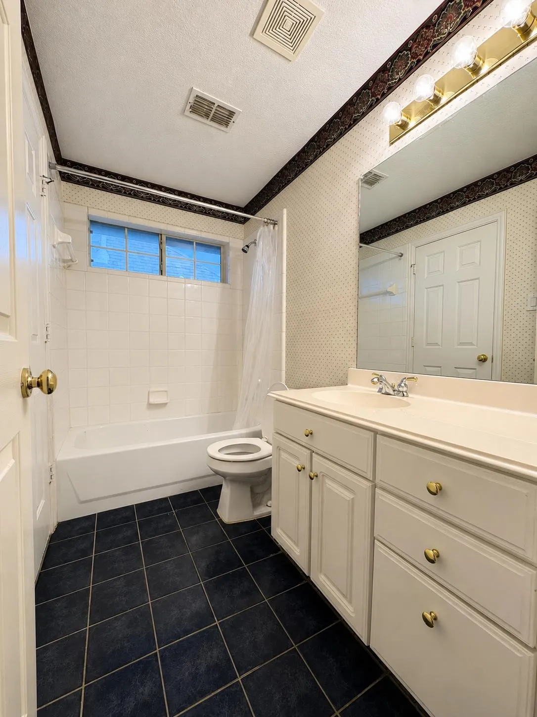 Single Family Residence For Sale in Collin County , 18283 Meandering Way, Dallas, Texas 75252, 3 Bedroom, 3 Bathroom, 2 Garage spaces, 2,564 Sqft, built in 1996, mls#21403362, Real Estate Agent in Dallas, Homes For Sale in Collin county, Homes For Sale in Dallas, Realtor in Dallas Texas, Real Estate Brokerage Independent Realty Texas, Luminita Cordes Realtor