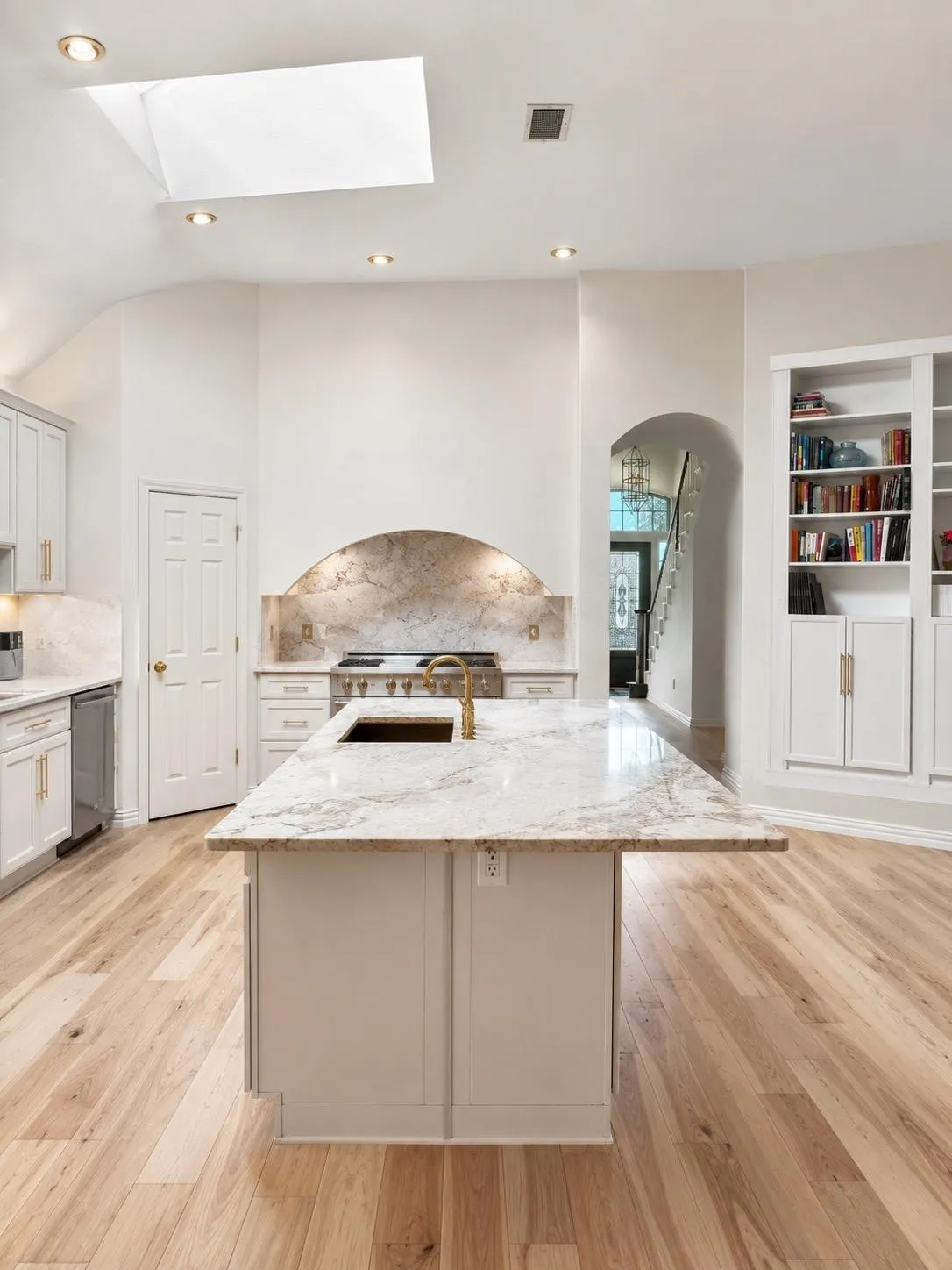Single Family Residence For Sale in Collin County , 18283 Meandering Way, Dallas, Texas 75252, 3 Bedroom, 3 Bathroom, 2 Garage spaces, 2,564 Sqft, built in 1996, mls#21403362, Real Estate Agent in Dallas, Homes For Sale in Collin county, Homes For Sale in Dallas, Realtor in Dallas Texas, Real Estate Brokerage Independent Realty Texas, Luminita Cordes Realtor