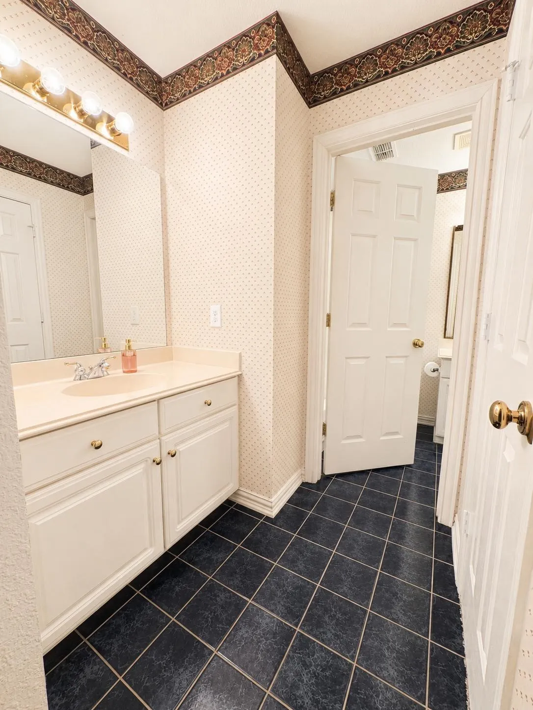 Single Family Residence For Sale in Collin County , 18283 Meandering Way, Dallas, Texas 75252, 3 Bedroom, 3 Bathroom, 2 Garage spaces, 2,564 Sqft, built in 1996, mls#21403362, Real Estate Agent in Dallas, Homes For Sale in Collin county, Homes For Sale in Dallas, Realtor in Dallas Texas, Real Estate Brokerage Independent Realty Texas, Luminita Cordes Realtor