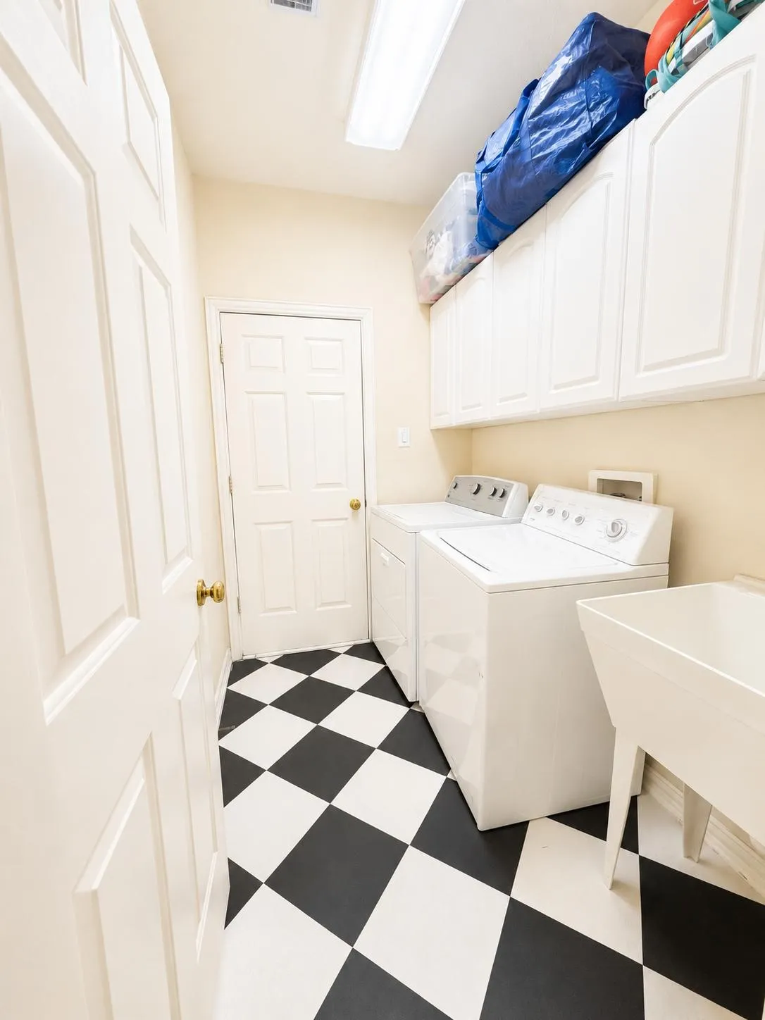 Single Family Residence For Sale in Collin County , 18283 Meandering Way, Dallas, Texas 75252, 3 Bedroom, 3 Bathroom, 2 Garage spaces, 2,564 Sqft, built in 1996, mls#21403362, Real Estate Agent in Dallas, Homes For Sale in Collin county, Homes For Sale in Dallas, Realtor in Dallas Texas, Real Estate Brokerage Independent Realty Texas, Luminita Cordes Realtor