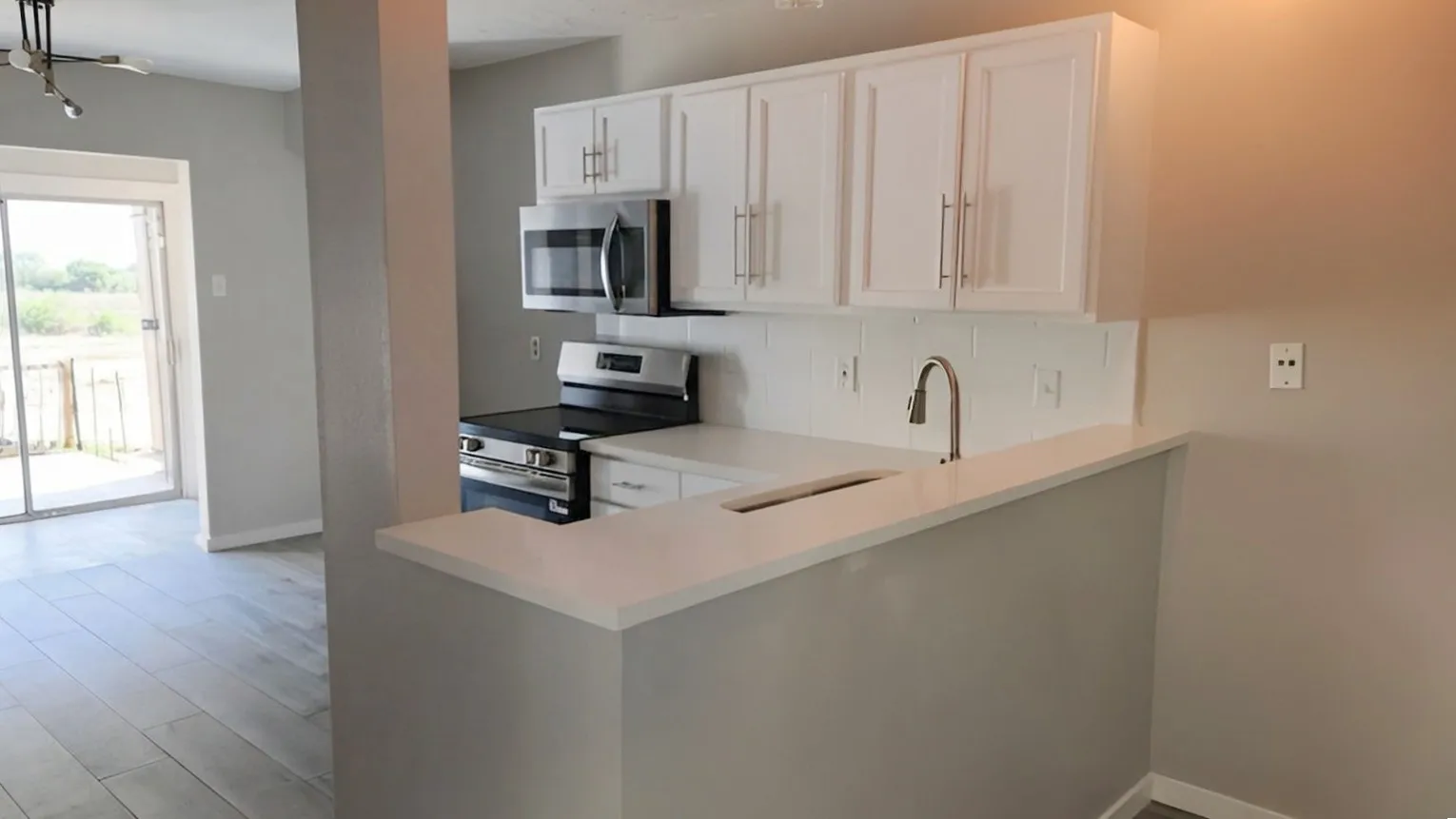 Condominium For Sale in Dallas County , 2627 Douglas Avenue 121, Dallas, Texas 75219, 2 Bedroom, 1 Bathroom, Garage spaces, 840 Sqft, built in 1972, mls#21403393, Real Estate Agent in Dallas, Homes For Sale in Dallas county, Homes For Sale in Dallas, Realtor in Dallas Texas, Real Estate Brokerage Independent Realty Texas, Luminita Cordes Realtor