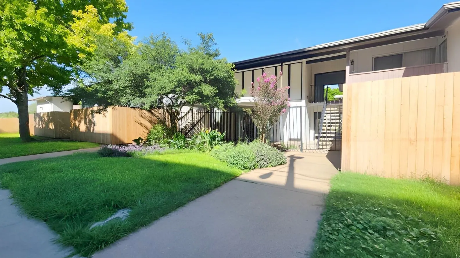Condominium For Sale in Dallas County , 2627 Douglas Avenue 121, Dallas, Texas 75219, 2 Bedroom, 1 Bathroom, Garage spaces, 840 Sqft, built in 1972, mls#21403393, Real Estate Agent in Dallas, Homes For Sale in Dallas county, Homes For Sale in Dallas, Realtor in Dallas Texas, Real Estate Brokerage Independent Realty Texas, Luminita Cordes Realtor