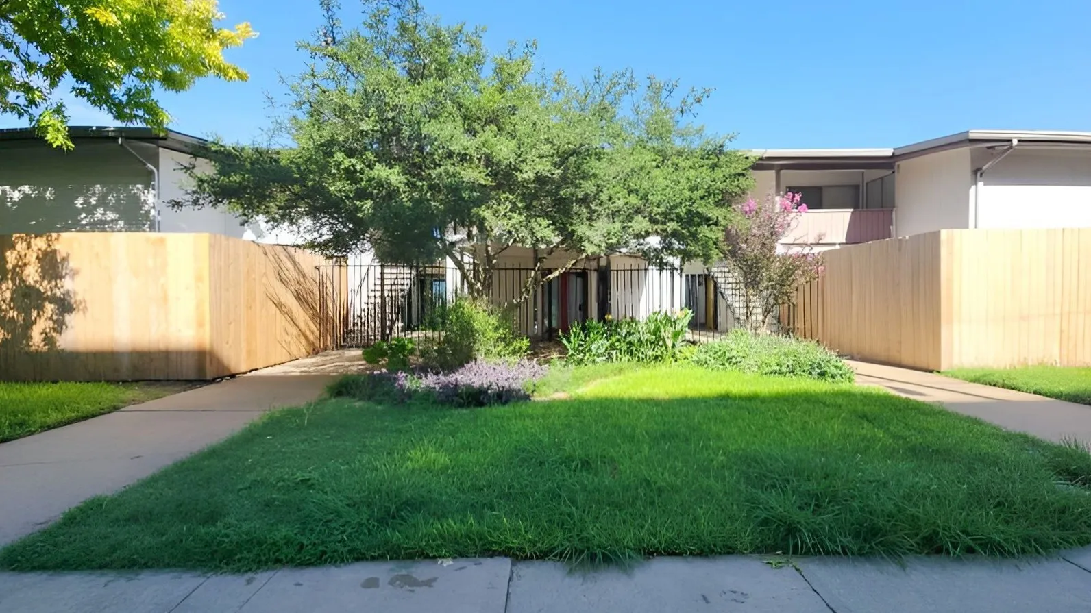 Condominium For Sale in Dallas County , 2627 Douglas Avenue 121, Dallas, Texas 75219, 2 Bedroom, 1 Bathroom, Garage spaces, 840 Sqft, built in 1972, mls#21403393, Real Estate Agent in Dallas, Homes For Sale in Dallas county, Homes For Sale in Dallas, Realtor in Dallas Texas, Real Estate Brokerage Independent Realty Texas, Luminita Cordes Realtor