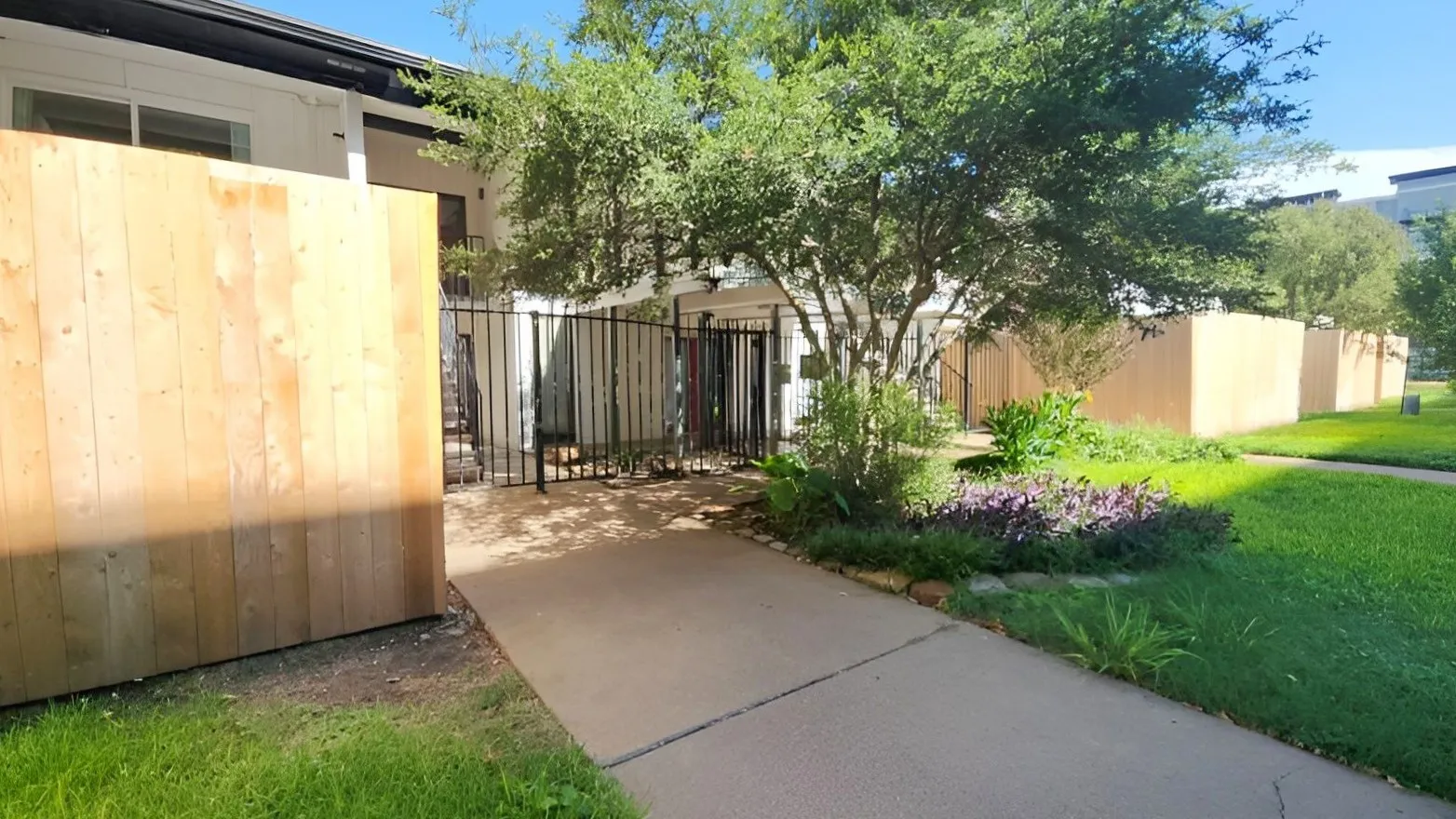 Condominium For Sale in Dallas County , 2627 Douglas Avenue 121, Dallas, Texas 75219, 2 Bedroom, 1 Bathroom, Garage spaces, 840 Sqft, built in 1972, mls#21403393, Real Estate Agent in Dallas, Homes For Sale in Dallas county, Homes For Sale in Dallas, Realtor in Dallas Texas, Real Estate Brokerage Independent Realty Texas, Luminita Cordes Realtor