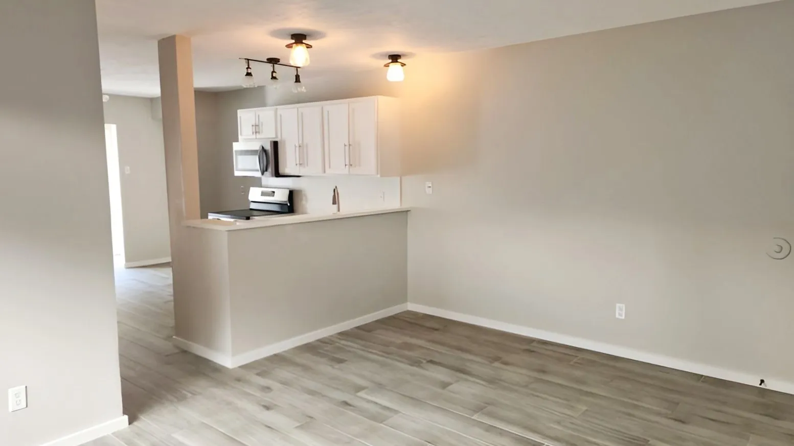 Condominium For Sale in Dallas County , 2627 Douglas Avenue 121, Dallas, Texas 75219, 2 Bedroom, 1 Bathroom, Garage spaces, 840 Sqft, built in 1972, mls#21403393, Real Estate Agent in Dallas, Homes For Sale in Dallas county, Homes For Sale in Dallas, Realtor in Dallas Texas, Real Estate Brokerage Independent Realty Texas, Luminita Cordes Realtor