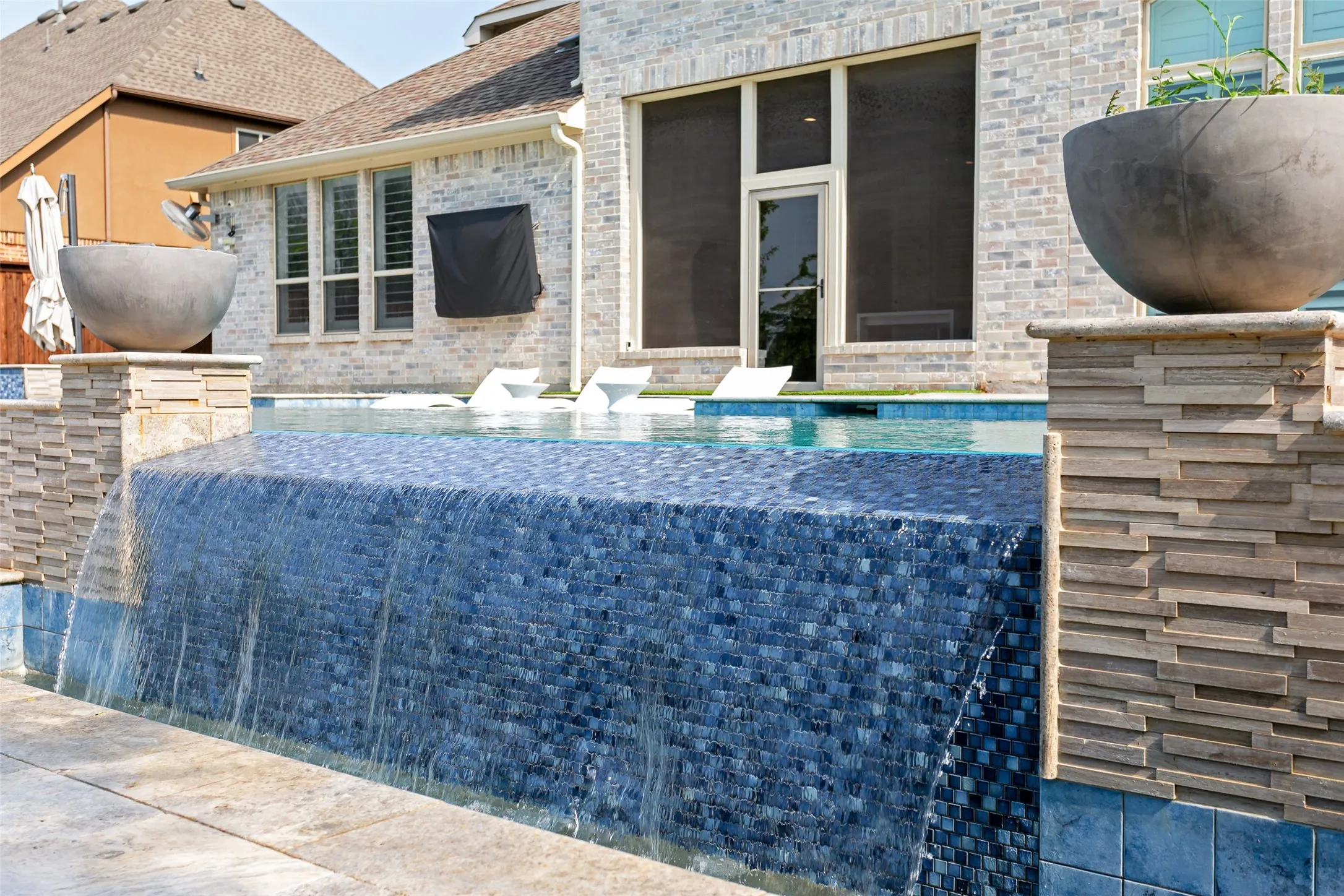 Infinity edge pool