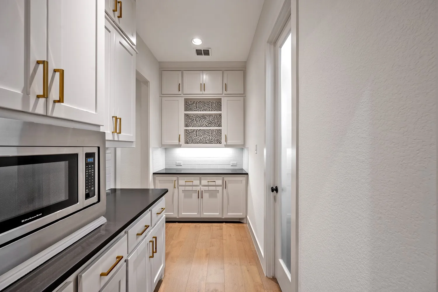 butler's pantry with microwave