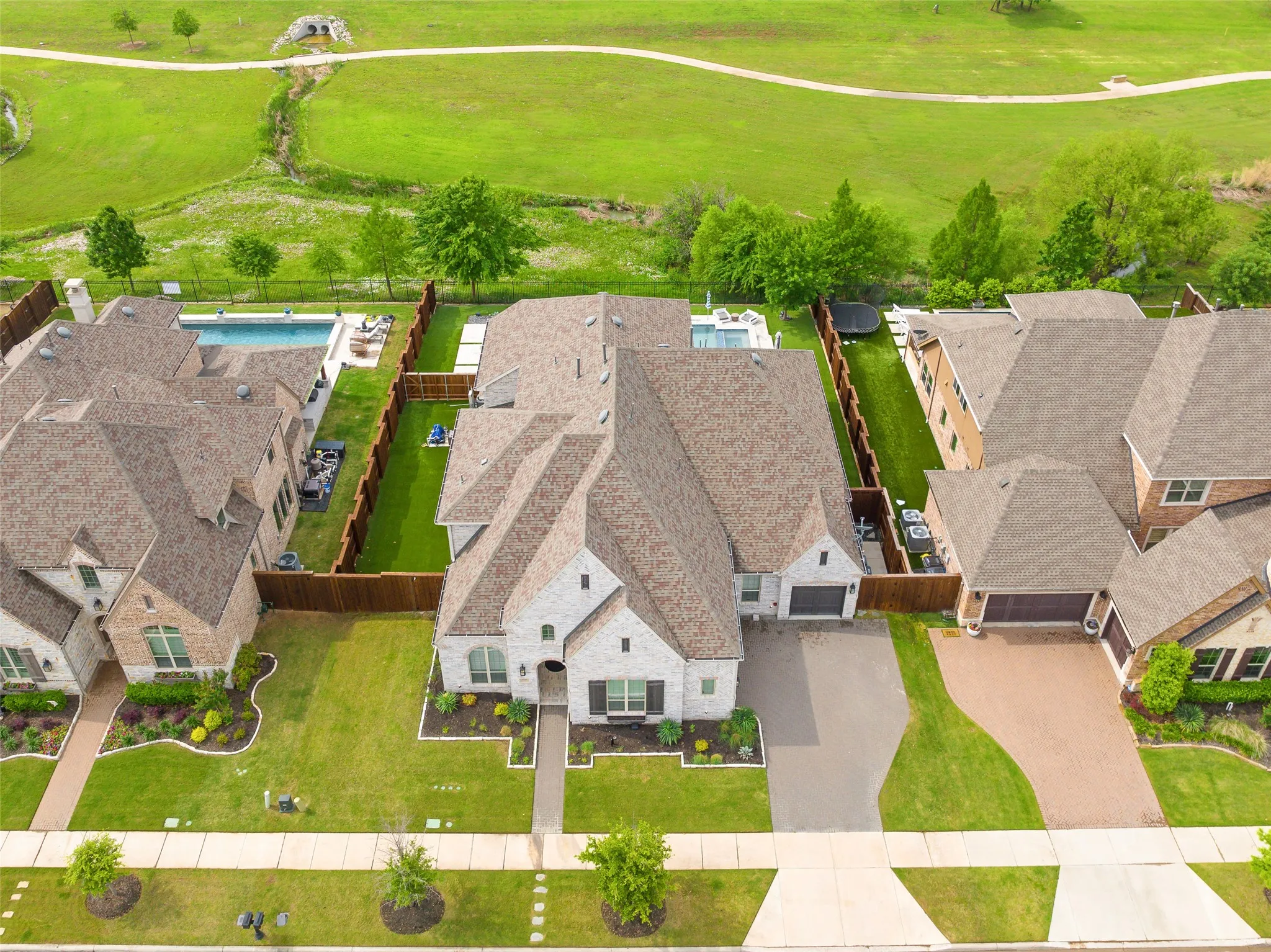 no neighbors to the back