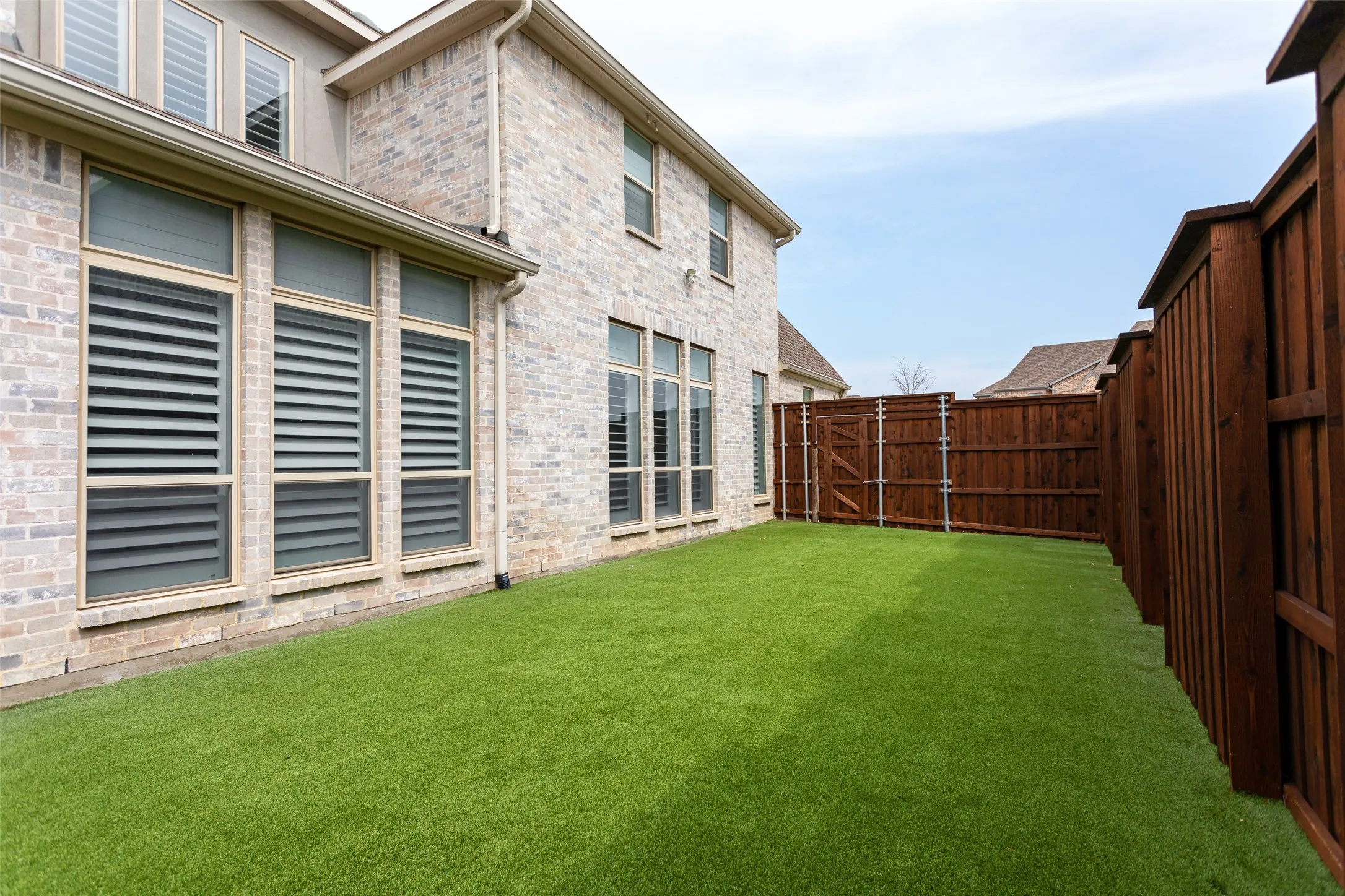 side yard beig enough for play area or dog run