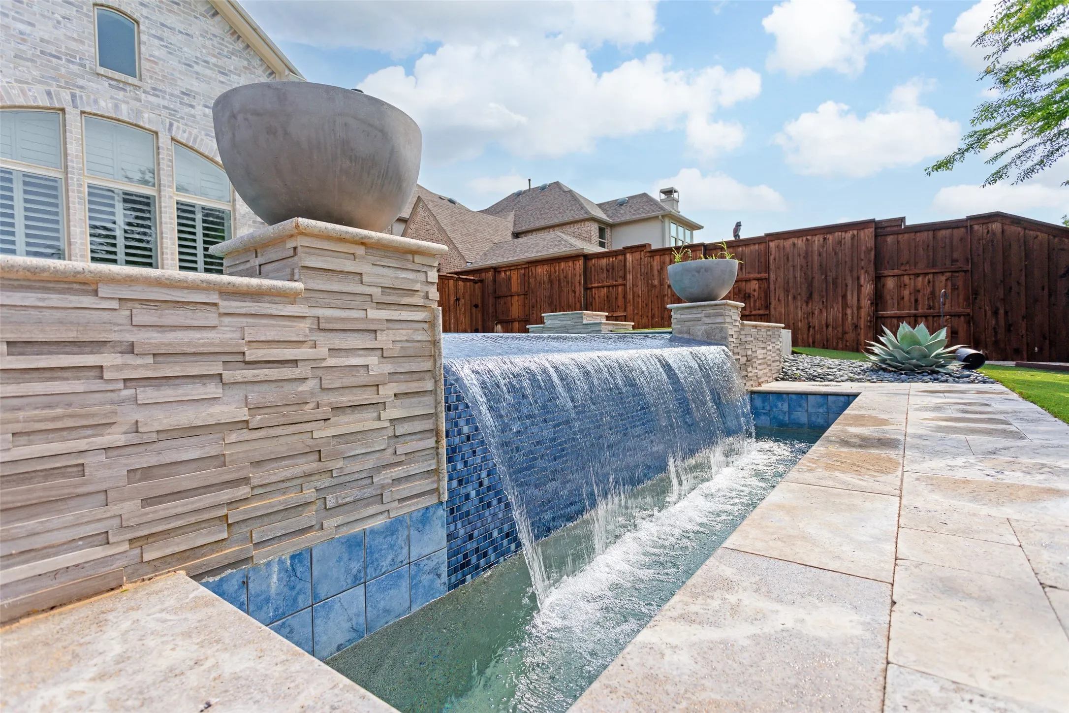 infinity edge of pool to overflow