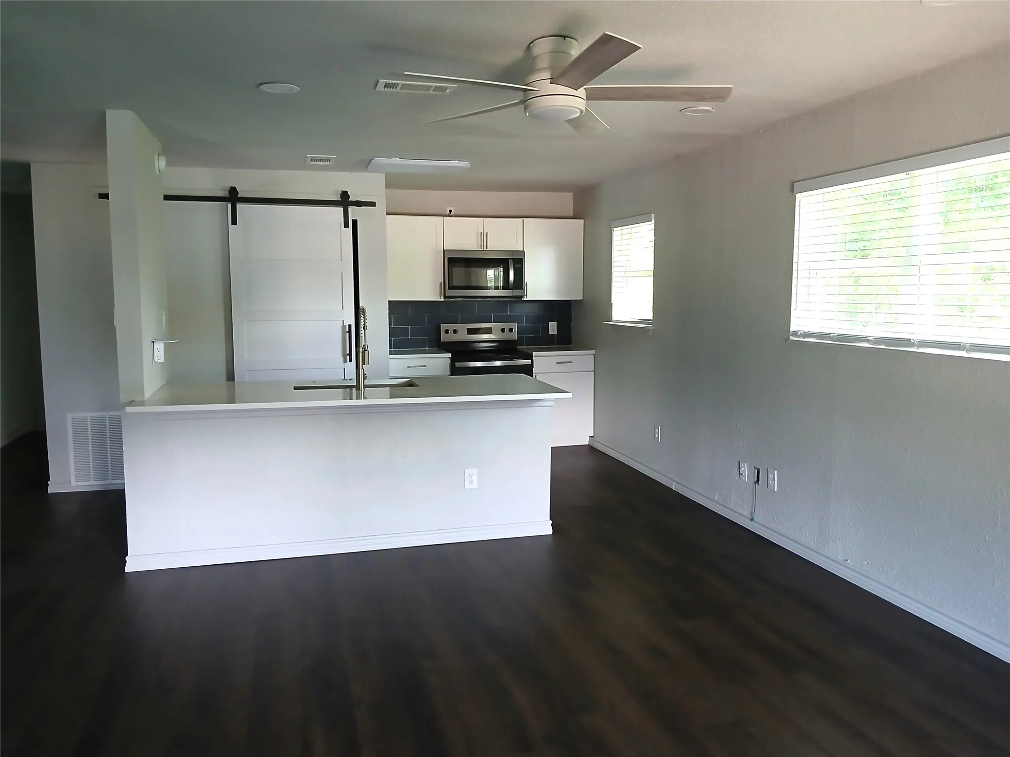 Single Family Residence For Rent in Henderson County , 242 AUTUMN WOOD Trail, Gun Barrel City, Texas 75156, 3 Bedroom, 1 Bathroom, Garage spaces, 864 Sqft, built in 1988, mls#21403397, Real Estate Agent in Gun Barrel City, Homes For Rent in Henderson county, Homes For Rent in Gun Barrel City, Realtor in Gun Barrel City Texas, Real Estate Brokerage Independent Realty Texas, Luminita Cordes Realtor
