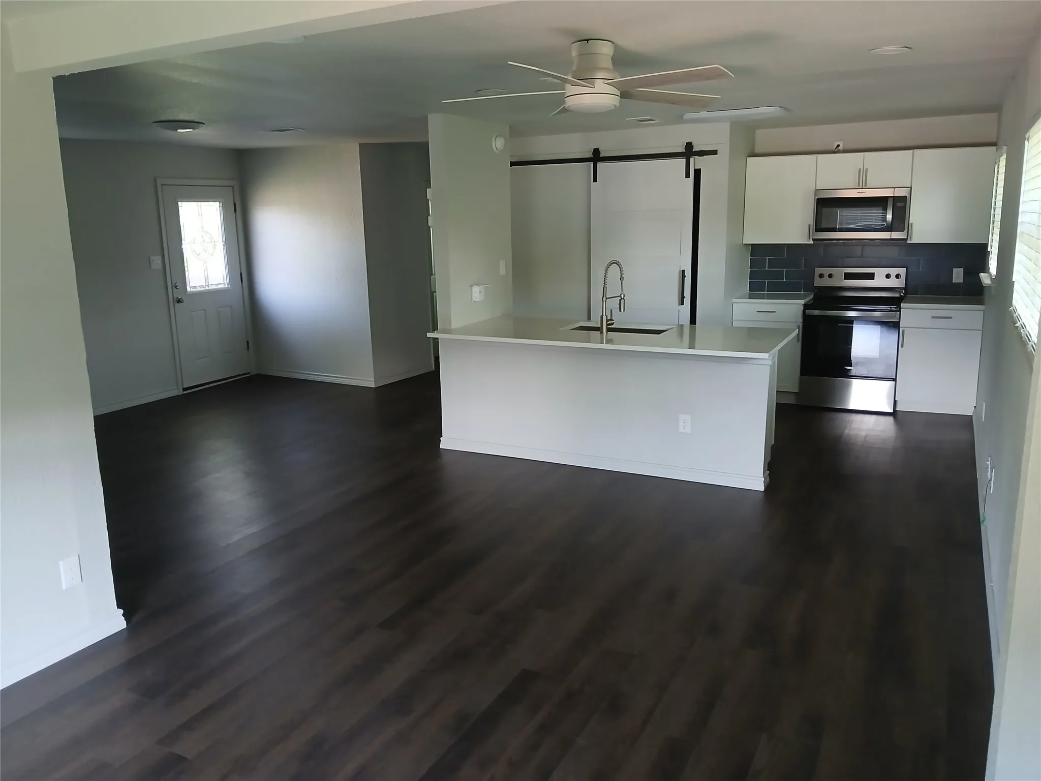 Single Family Residence For Rent in Henderson County , 242 AUTUMN WOOD Trail, Gun Barrel City, Texas 75156, 3 Bedroom, 1 Bathroom, Garage spaces, 864 Sqft, built in 1988, mls#21403397, Real Estate Agent in Gun Barrel City, Homes For Rent in Henderson county, Homes For Rent in Gun Barrel City, Realtor in Gun Barrel City Texas, Real Estate Brokerage Independent Realty Texas, Luminita Cordes Realtor