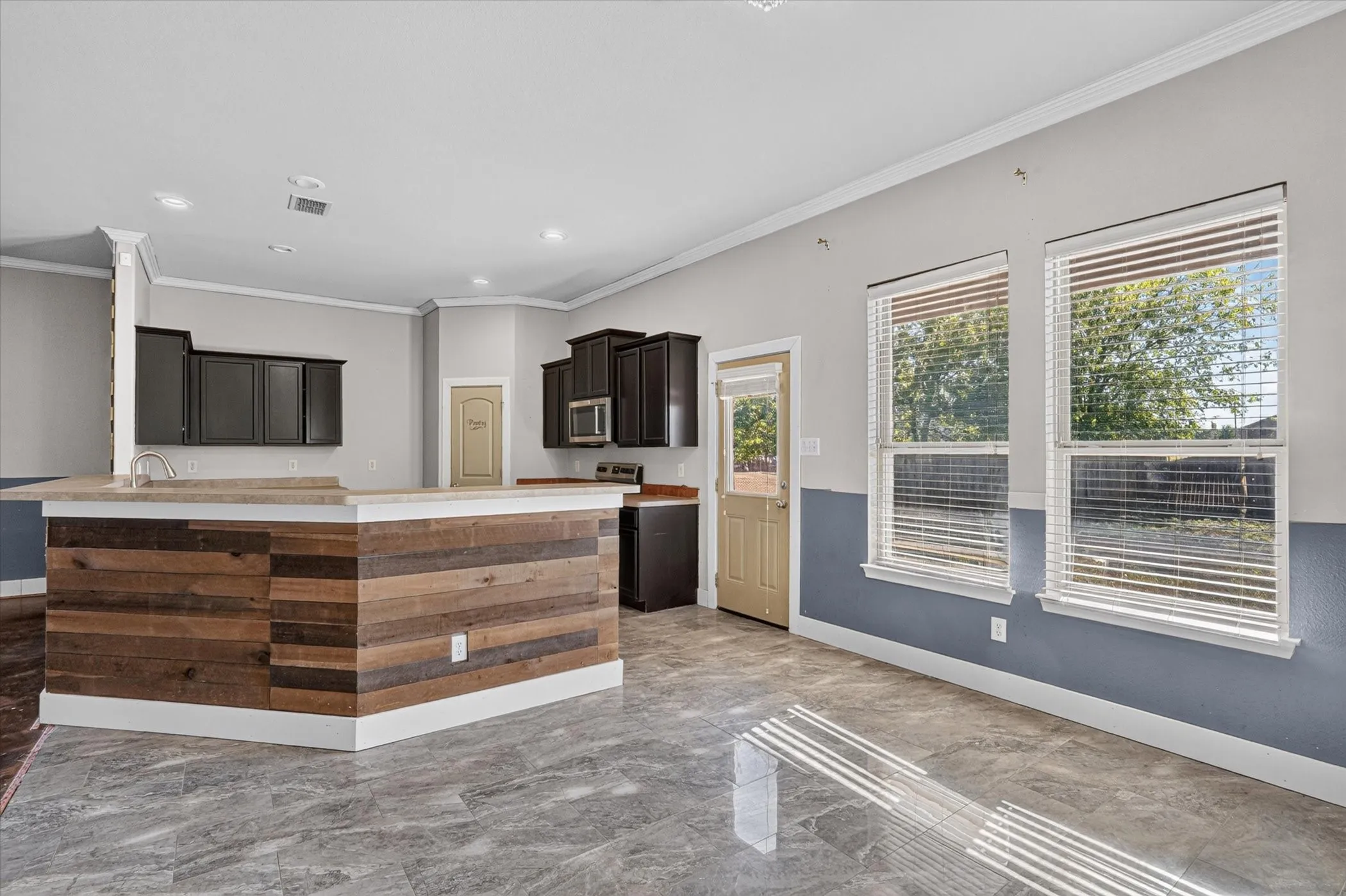 Single Family Residence For Sale in Ellis County , 104 Anthony Lane, Red Oak, Texas 75154, 4 Bedroom, 2 Bathroom, 2 Garage spaces, 1,994 Sqft, built in 2014, mls#21402580, Real Estate Agent in Red Oak, Homes For Sale in Ellis county, Homes For Sale in Red Oak, Realtor in Red Oak Texas, Real Estate Brokerage Independent Realty Texas, Luminita Cordes Realtor