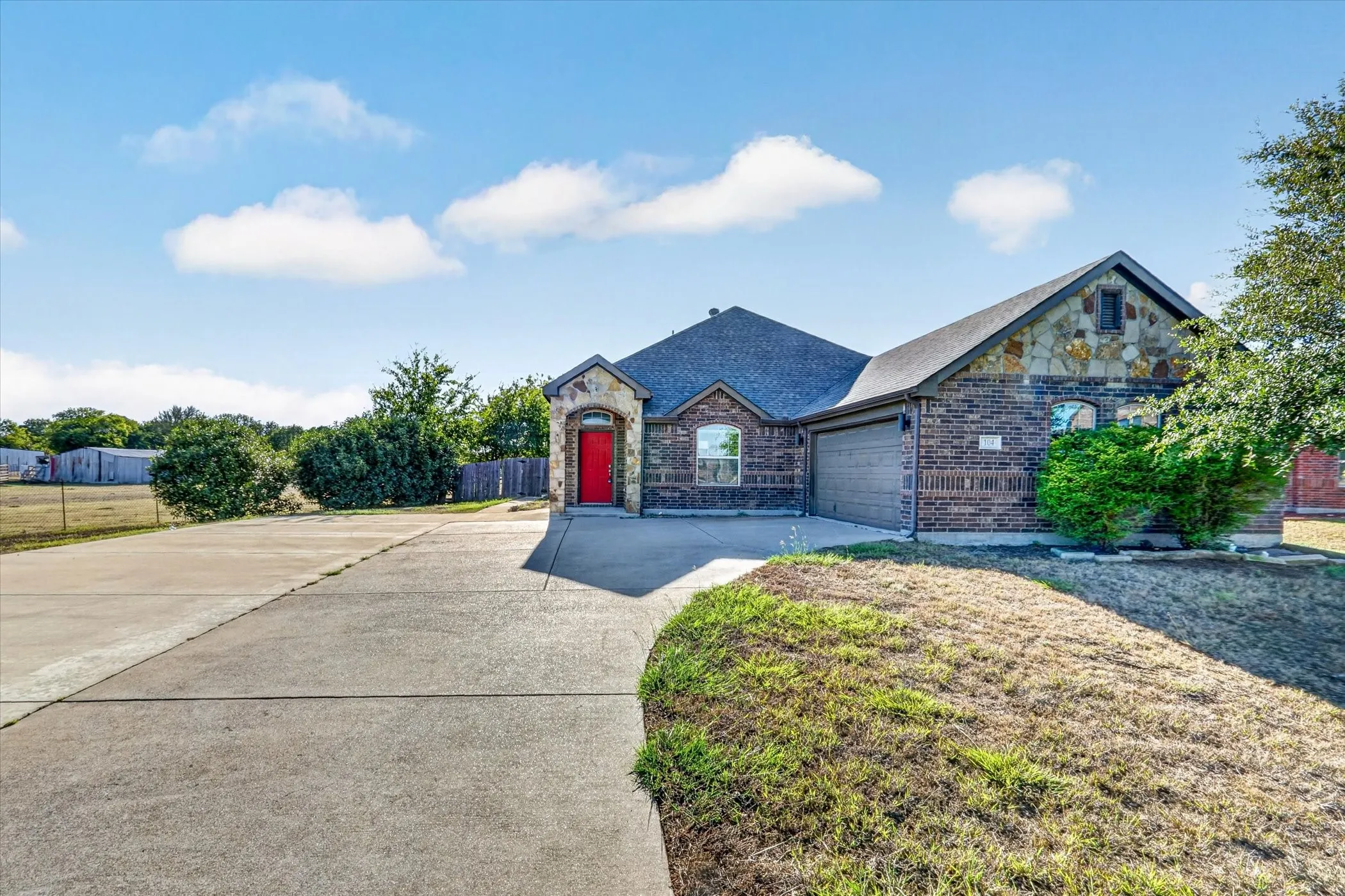 Single Family Residence For Sale in Ellis County , 104 Anthony Lane, Red Oak, Texas 75154, 4 Bedroom, 2 Bathroom, 2 Garage spaces, 1,994 Sqft, built in 2014, mls#21402580, Real Estate Agent in Red Oak, Homes For Sale in Ellis county, Homes For Sale in Red Oak, Realtor in Red Oak Texas, Real Estate Brokerage Independent Realty Texas, Luminita Cordes Realtor