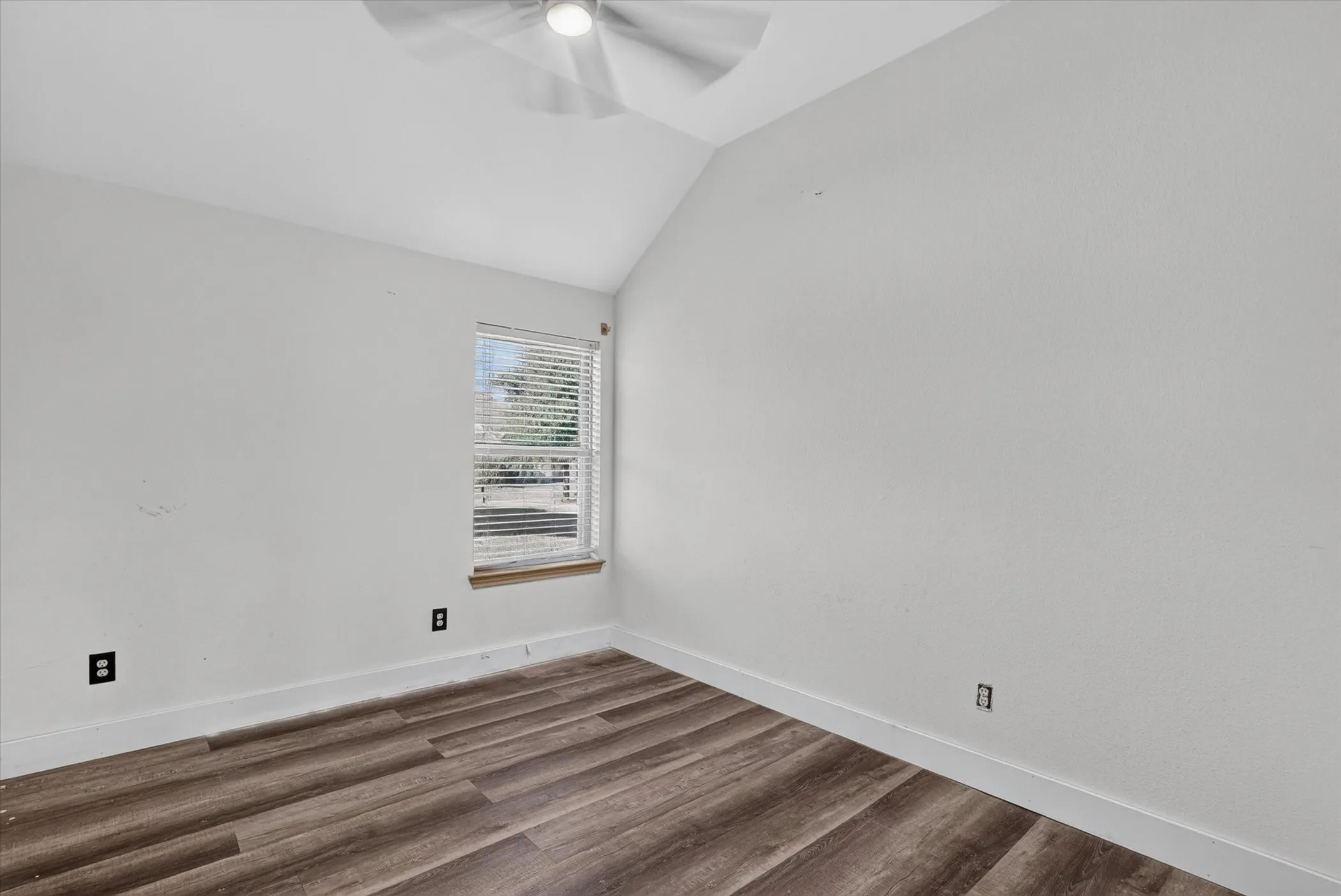 Single Family Residence For Sale in Ellis County , 104 Anthony Lane, Red Oak, Texas 75154, 4 Bedroom, 2 Bathroom, 2 Garage spaces, 1,994 Sqft, built in 2014, mls#21402580, Real Estate Agent in Red Oak, Homes For Sale in Ellis county, Homes For Sale in Red Oak, Realtor in Red Oak Texas, Real Estate Brokerage Independent Realty Texas, Luminita Cordes Realtor