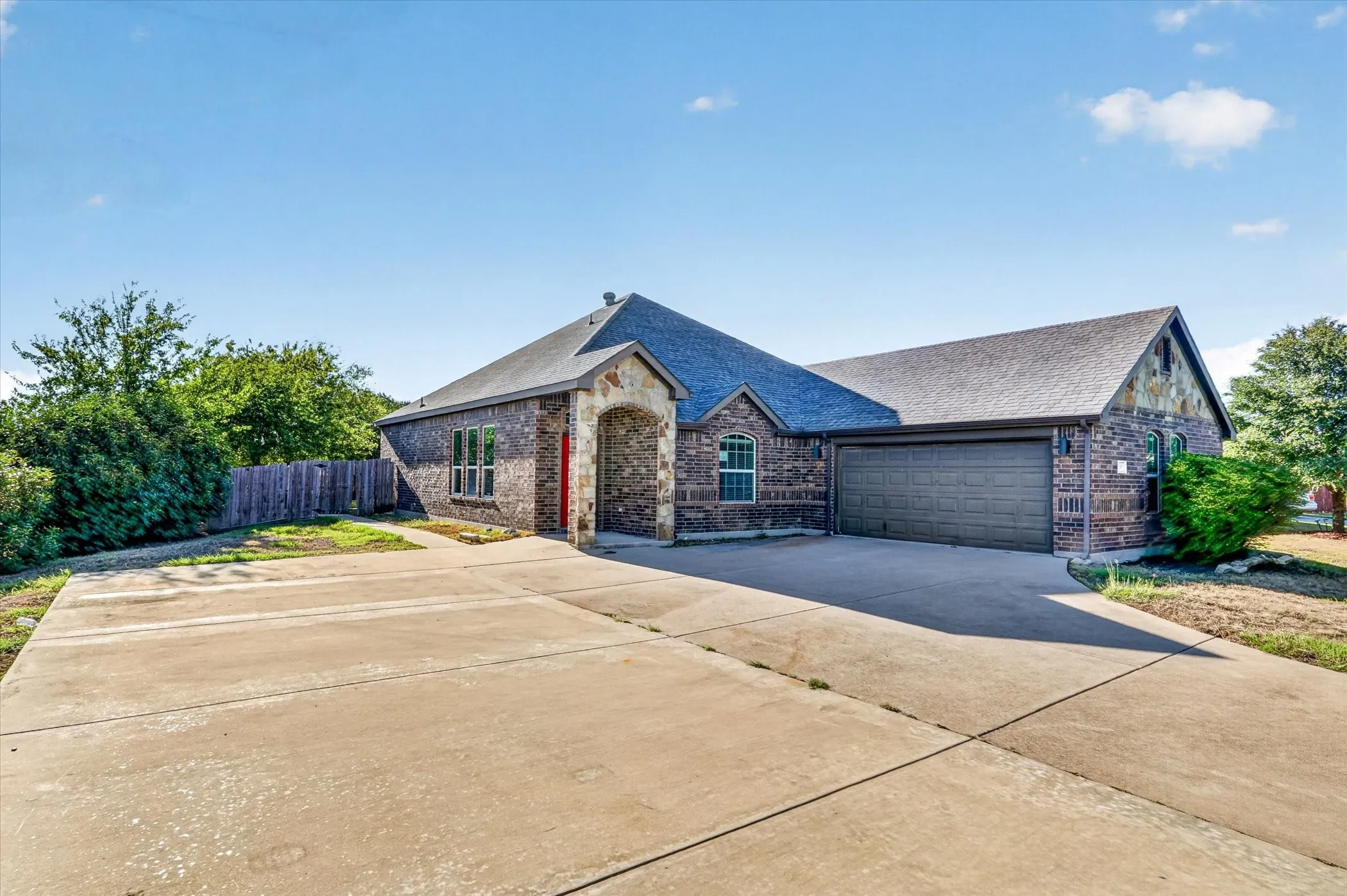 Single Family Residence For Sale in Ellis County , 104 Anthony Lane, Red Oak, Texas 75154, 4 Bedroom, 2 Bathroom, 2 Garage spaces, 1,994 Sqft, built in 2014, mls#21402580, Real Estate Agent in Red Oak, Homes For Sale in Ellis county, Homes For Sale in Red Oak, Realtor in Red Oak Texas, Real Estate Brokerage Independent Realty Texas, Luminita Cordes Realtor
